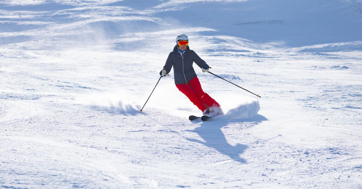Skieurs sur une piste enneigée au Grand-Bornand, en Haute-Savoie