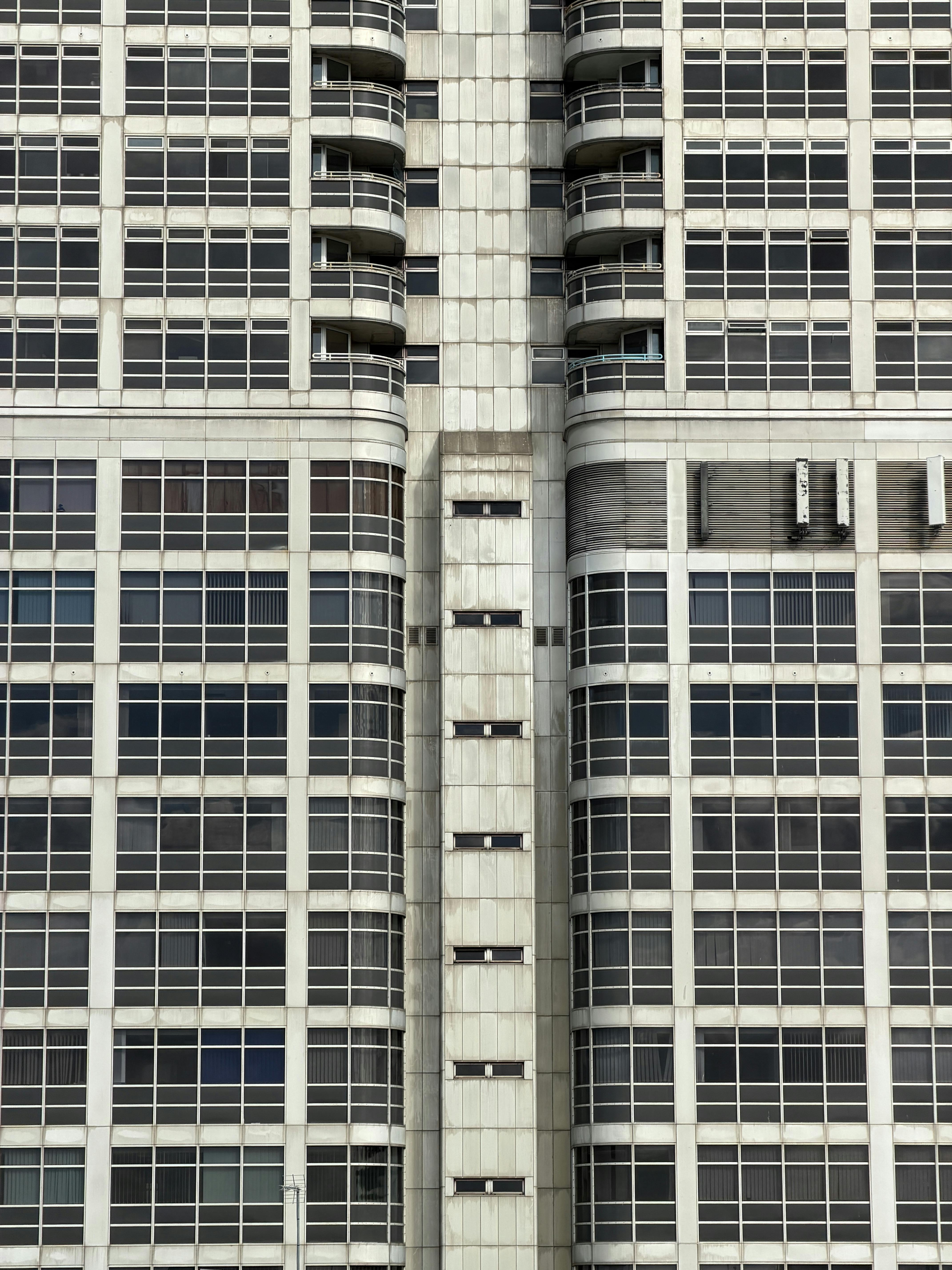 Gratis Primer plano de la fachada de un edificio moderno de gran altura con patrones de ventanas simétricos en Swindon, Inglaterra. Foto de stock