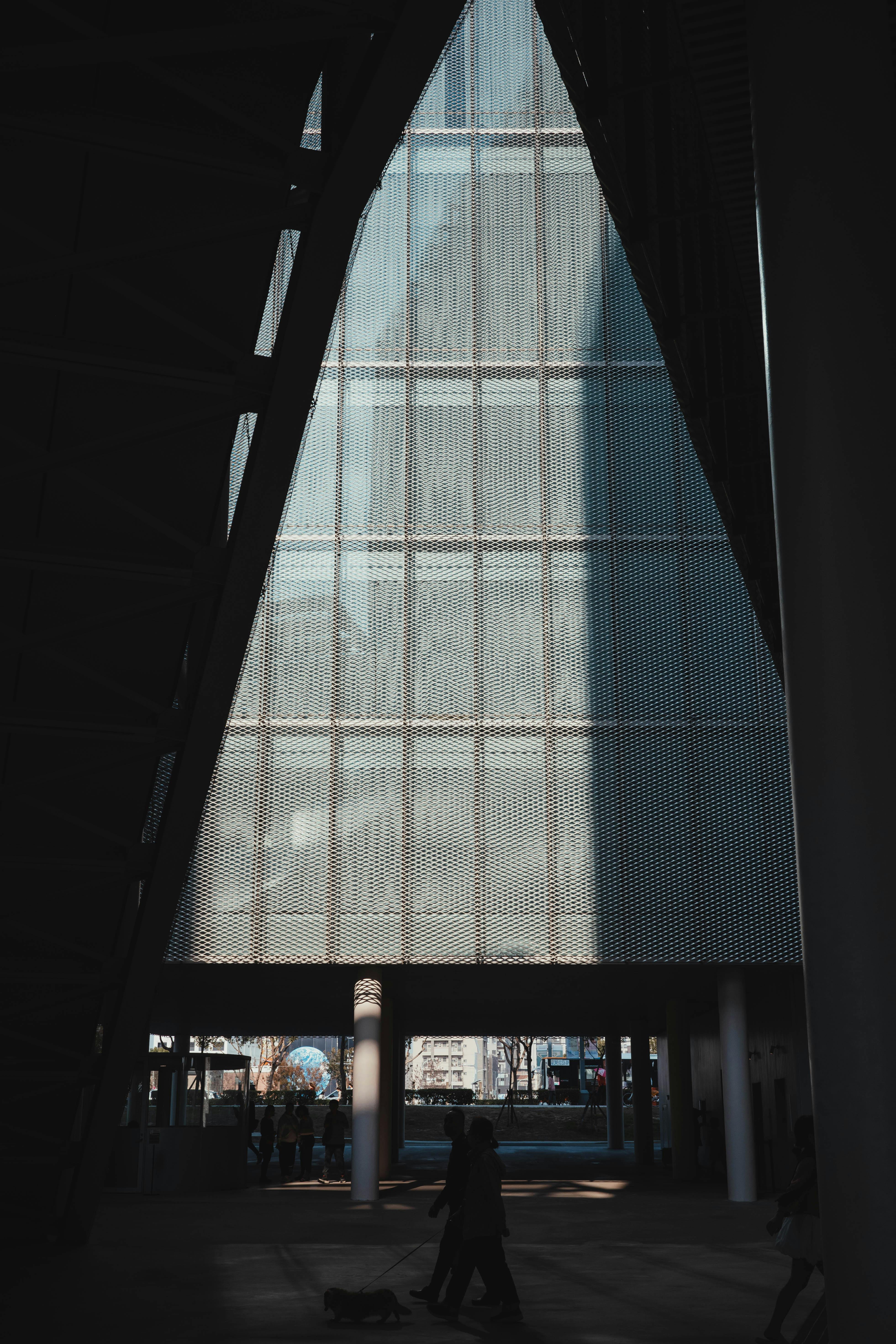 Ücretsiz Tayvan'ın Taichung şehrindeki gölgeli kentsel mimari sahnesi, hareket halindeki insanları yakalıyor. Stok Fotoğraflar