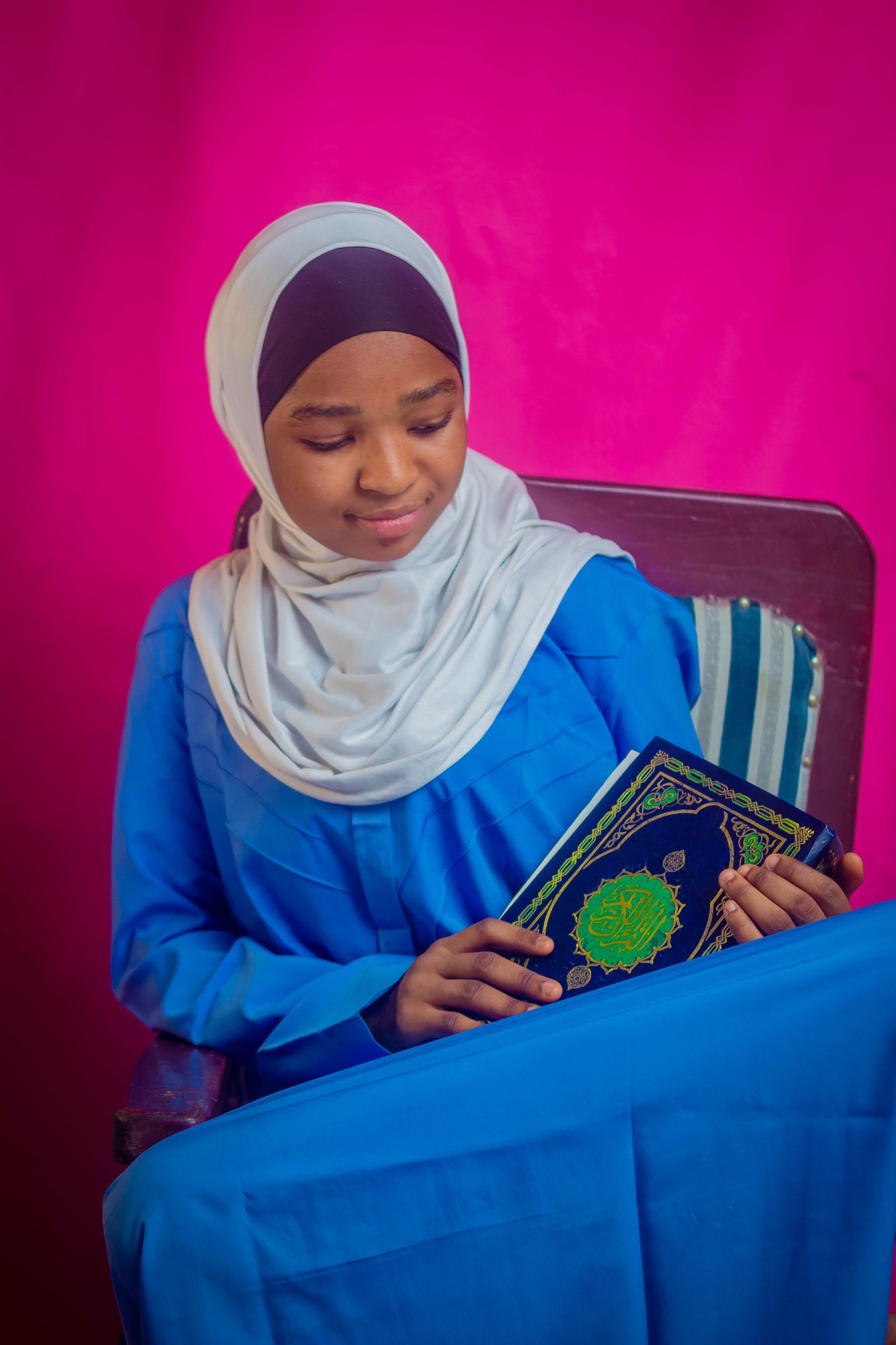 Jeune femme africaine lisant le Coran — Nouroul Foua’ad