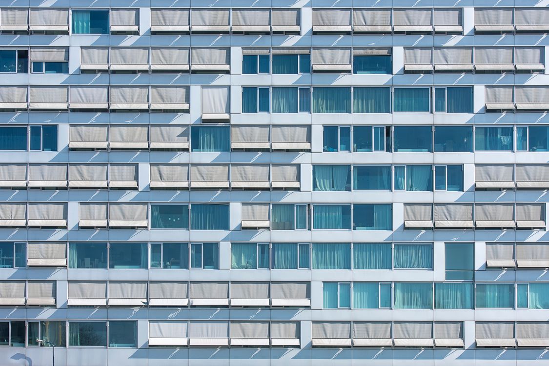 Fachada De Edificio Urbano Moderno Con Ventanas · Foto de stock gratuita
