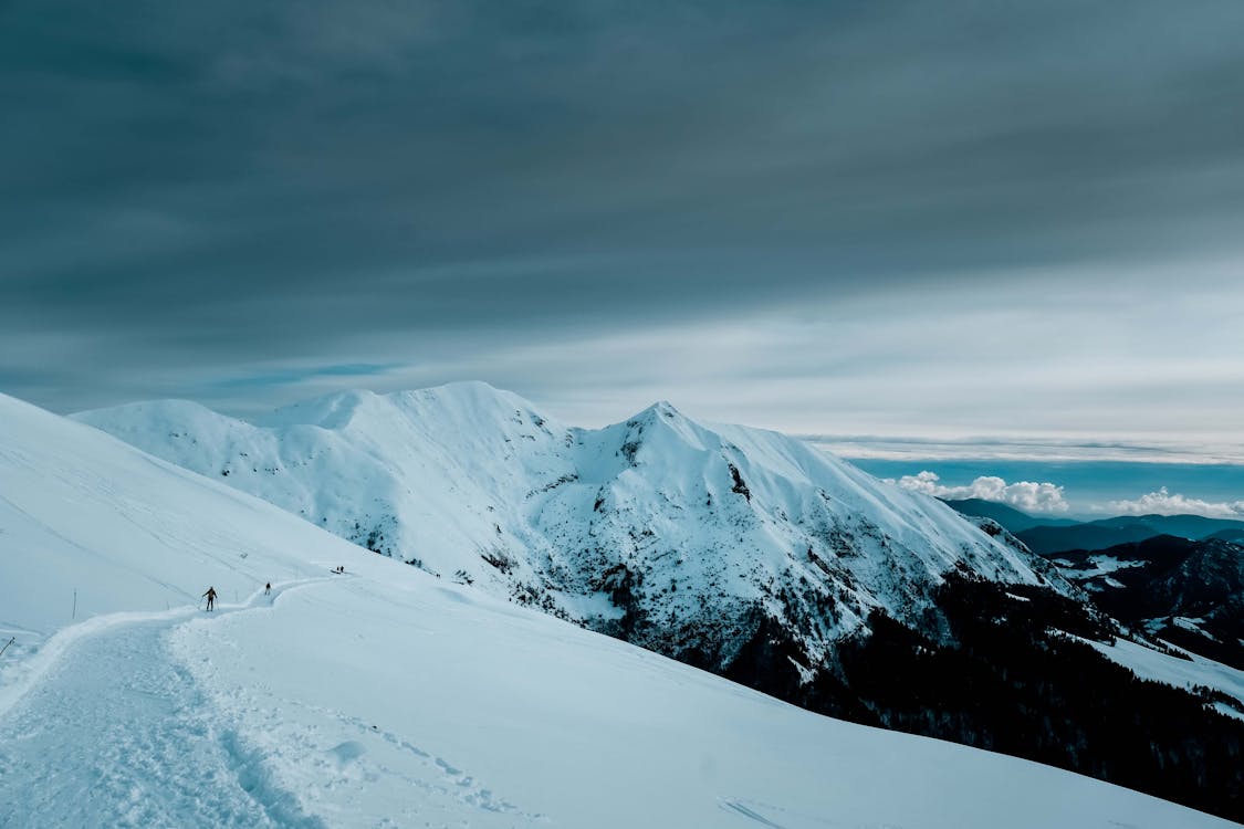 Photo De Montagne Enneigée Sous Un Ciel Nuageux