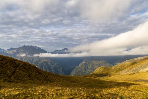 Free Dramatic view of mountains with clouds and green grass in Korutany, Rakousko. Stock Photo