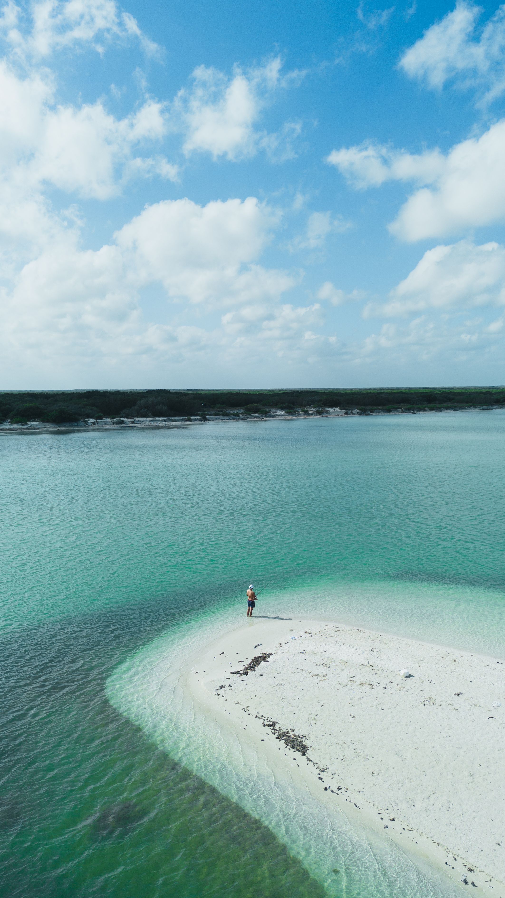Banc de sable et eaux turquoise peu profondes, paysage typique du nord du Quintana Roo au Mexique