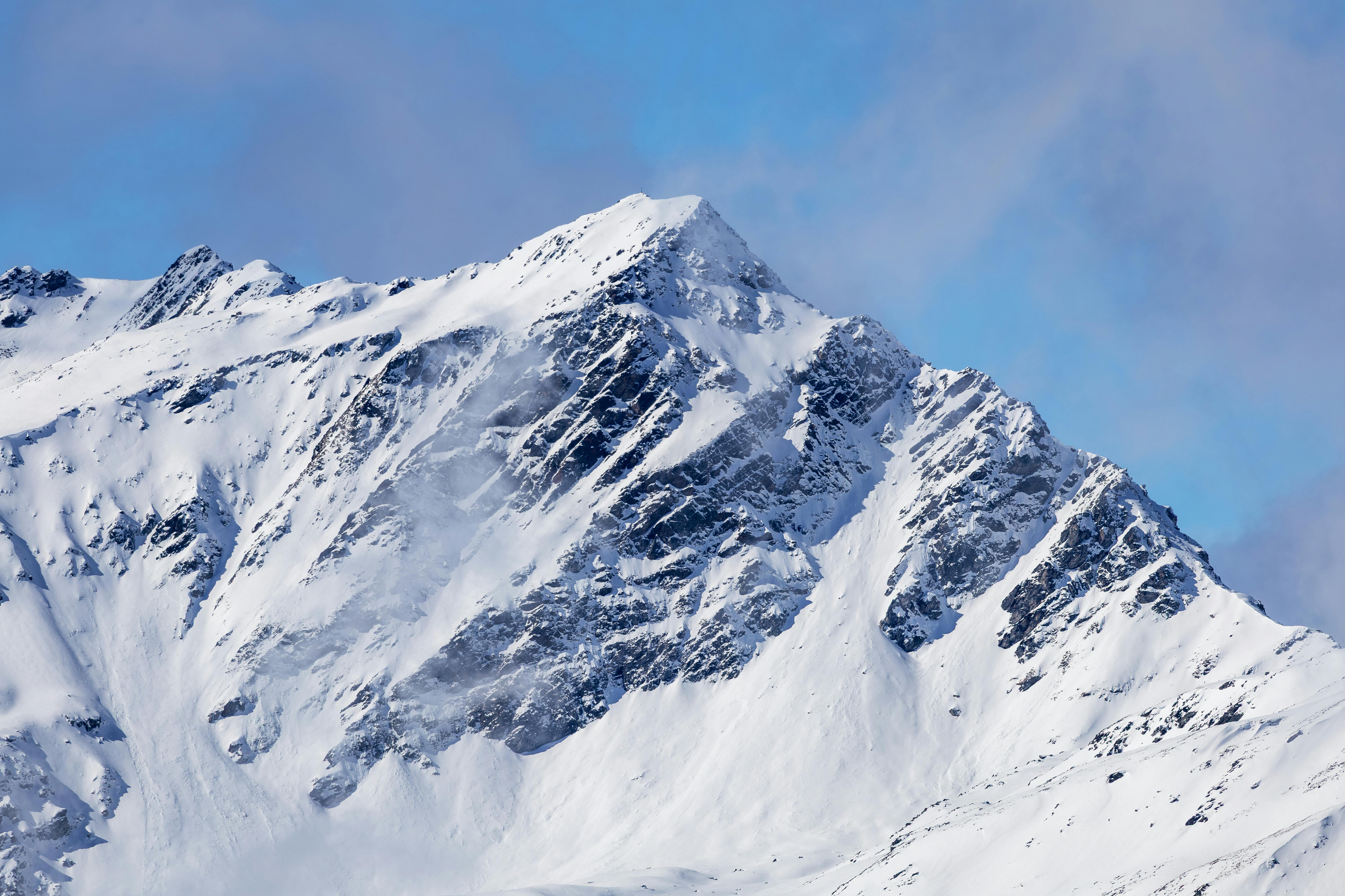 Free Stunning winter landscape of a snow-capped mountain peak in Korutany, showcasing rugged beauty in the Alps. Stock Photo