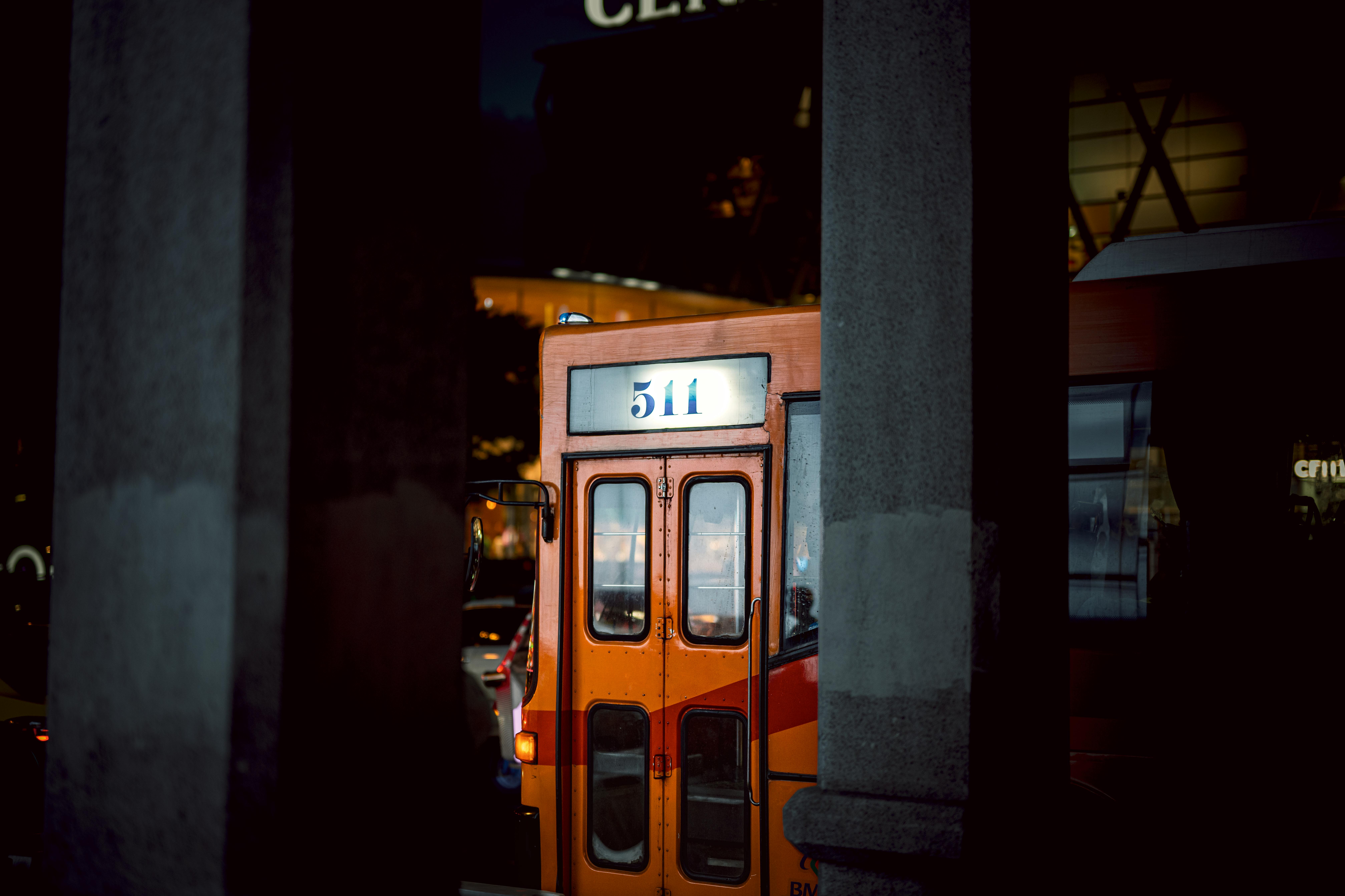 Δωρεάν Δυναμική λήψη ενός λεωφορείου τη νύχτα στην πόλη του Κουβέιτ με εφέ θολώματος κίνησης, που αναδεικνύει την αστική ζωή. Φωτογραφία από στοκ φωτογραφιών