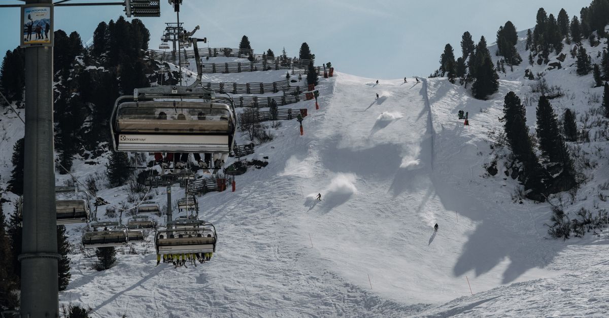 Skieurs sur une piste enneigée au Grand-Bornand, en Haute-Savoie