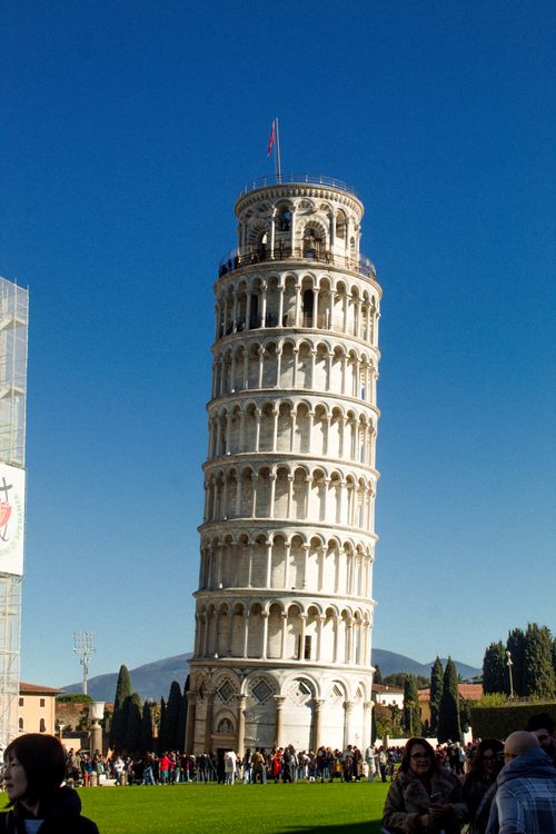 Free Iconic Leaning Tower of Pisa with tourists, showcasing Italy's architectural wonder. Stock Photo