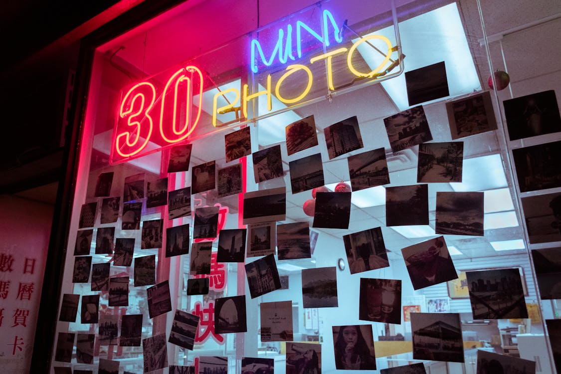 Foto Neon Signage Dengan Gambar