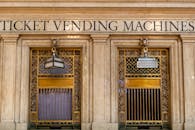 纽约一栋建筑的经典入口处设有一台自动售票机