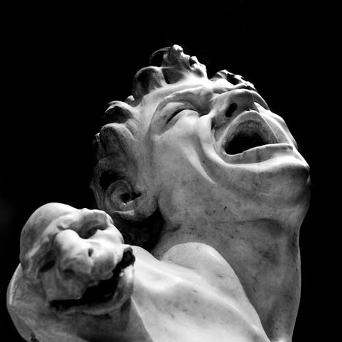 Монохромное фото бетонной статуи человека