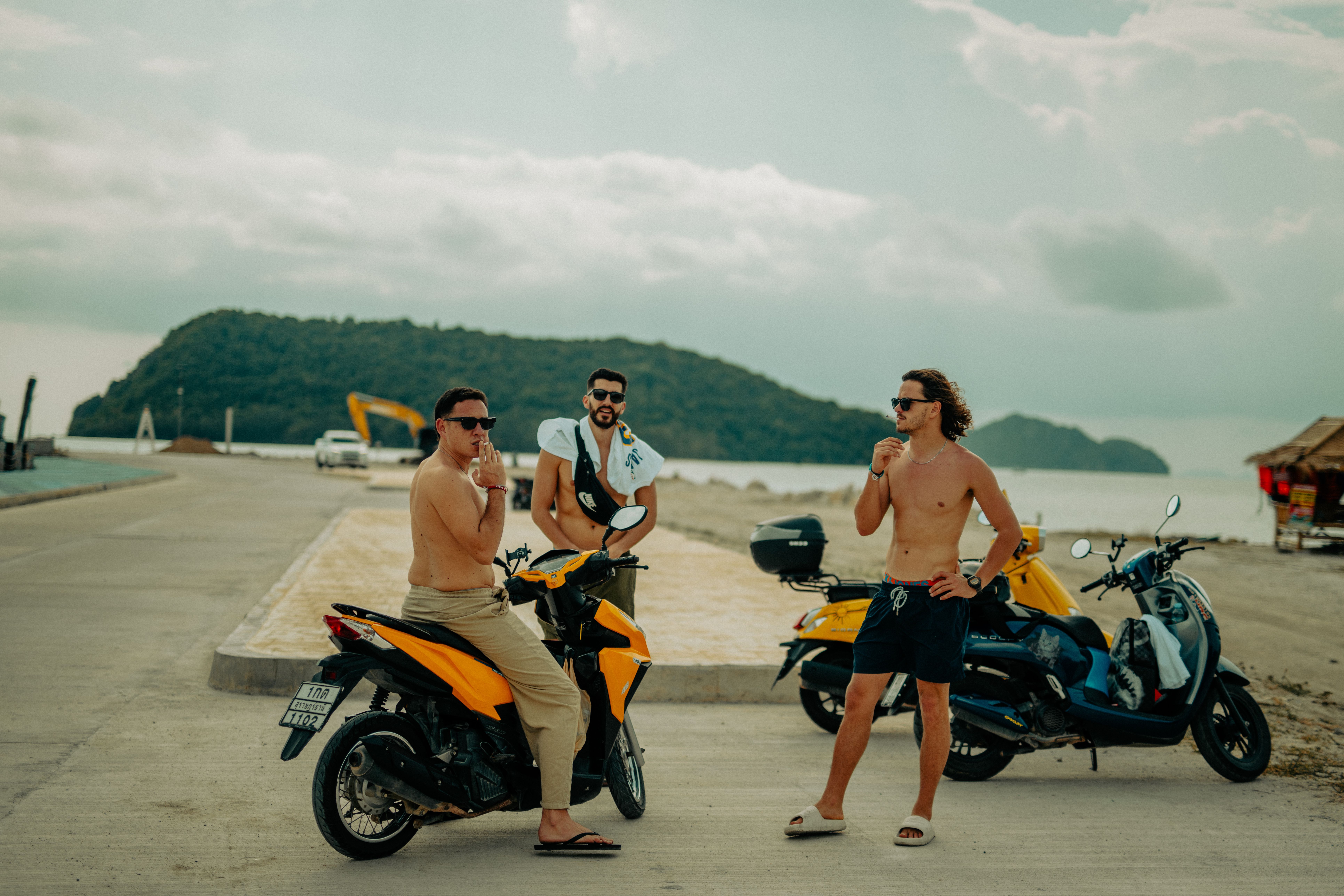 Scooter sur une route d'île tropicale