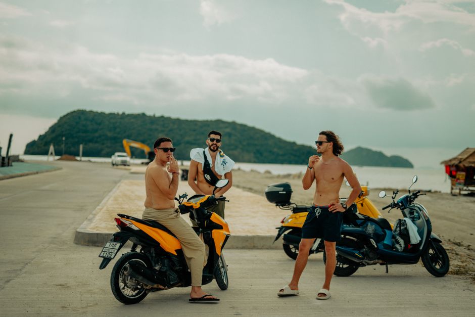 Scooter sur une route d'île tropicale