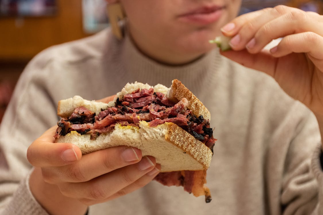 Gratis stockfoto met belegd broodje, boterham, pastrami