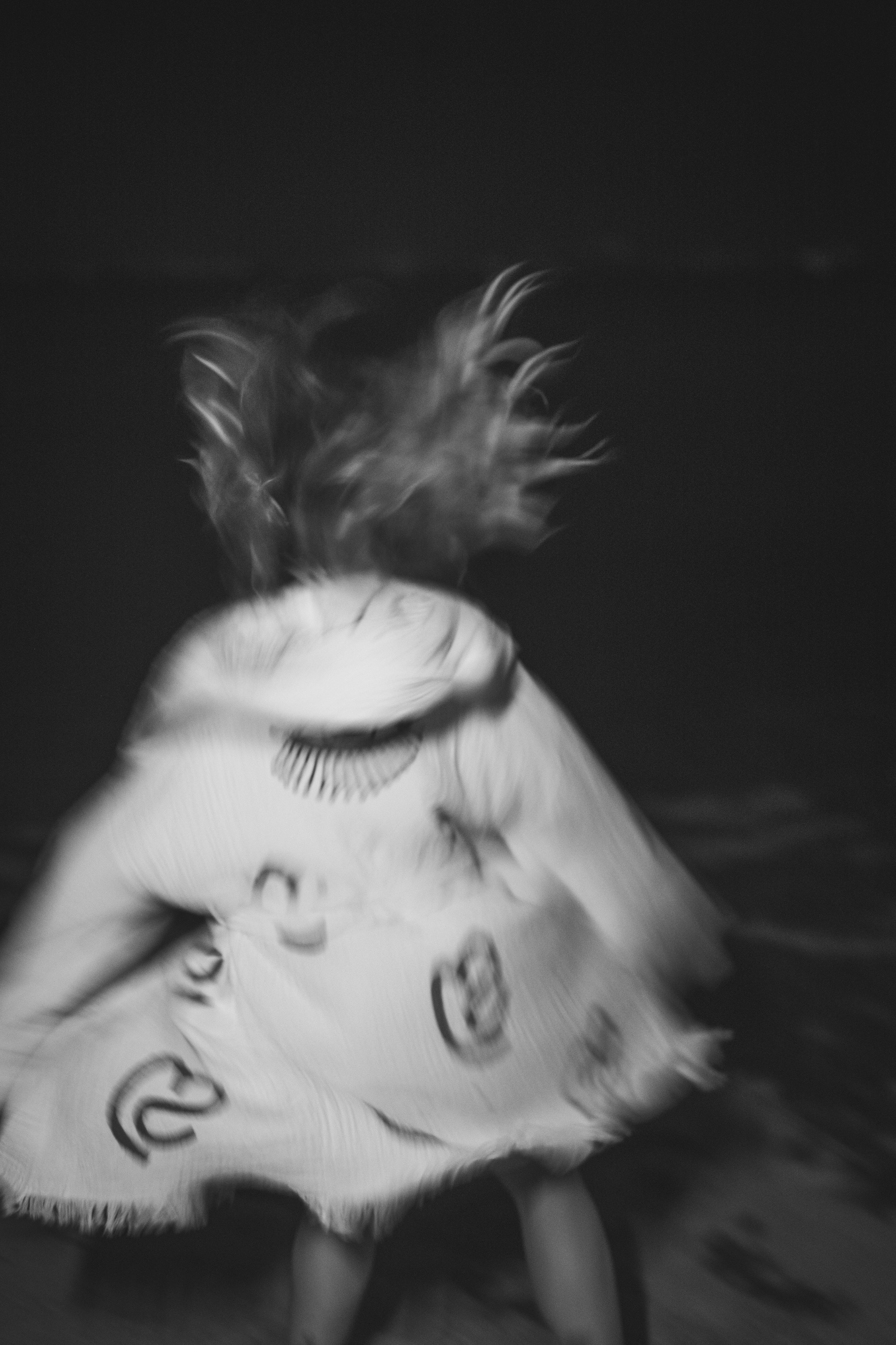 Gratis Immagine monocromatica sfocata di una persona che volteggia in movimento, creando un effetto artistico astratto di notte. Foto a disposizione