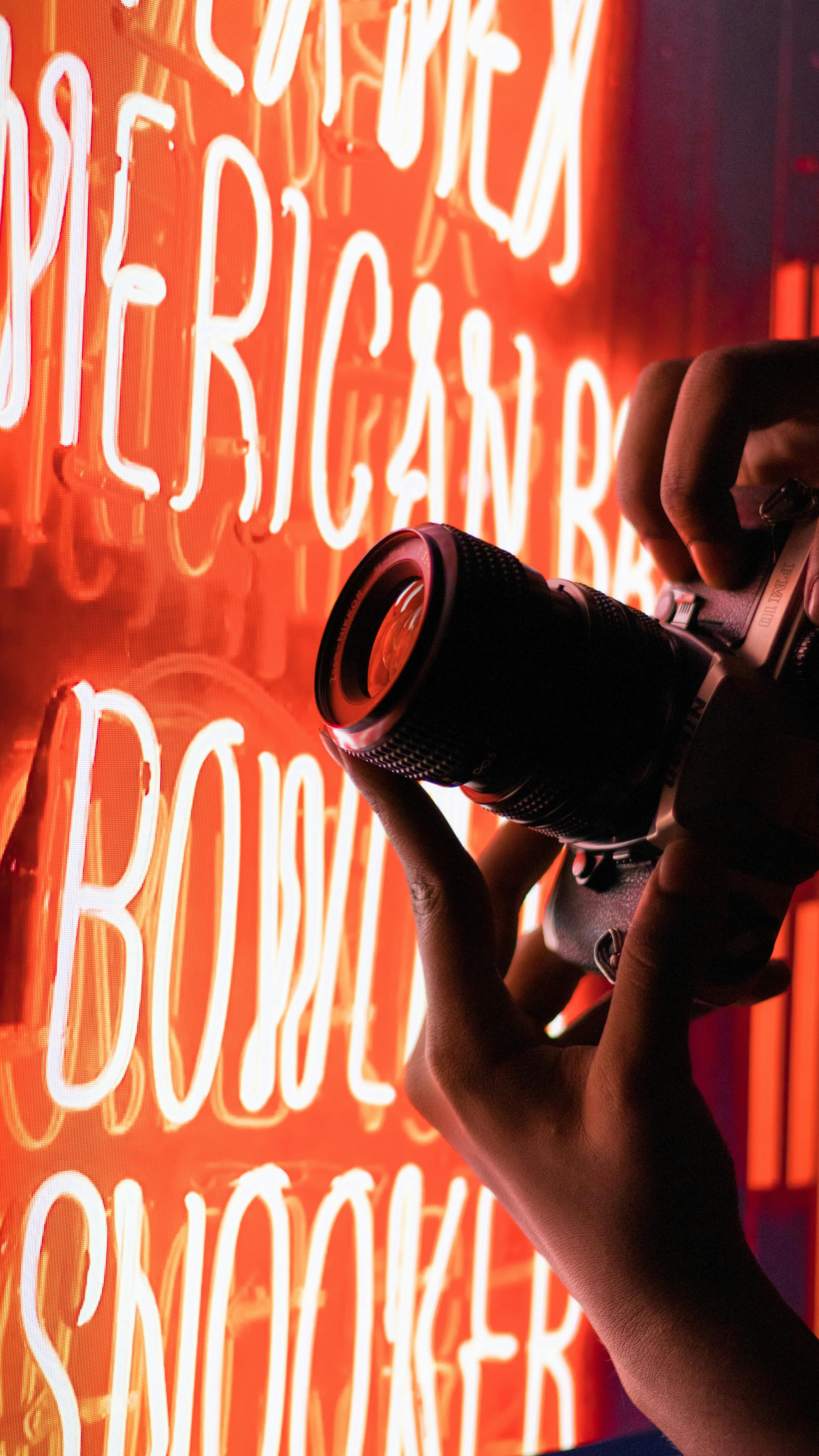 用相机近距离捕捉充满活力和创意的霓虹灯标志