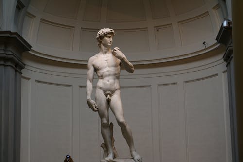 Statua In Marmo Bianco Di Un Uomo