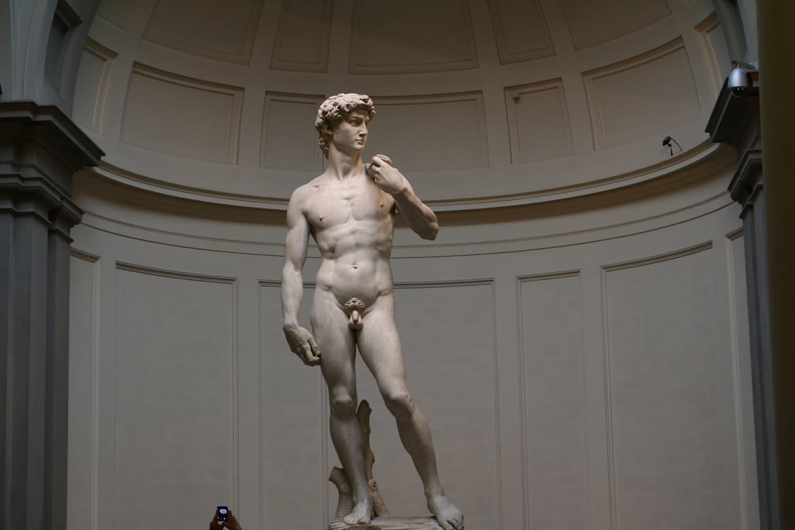 Estatua De Mármol Blanco De Un Hombre