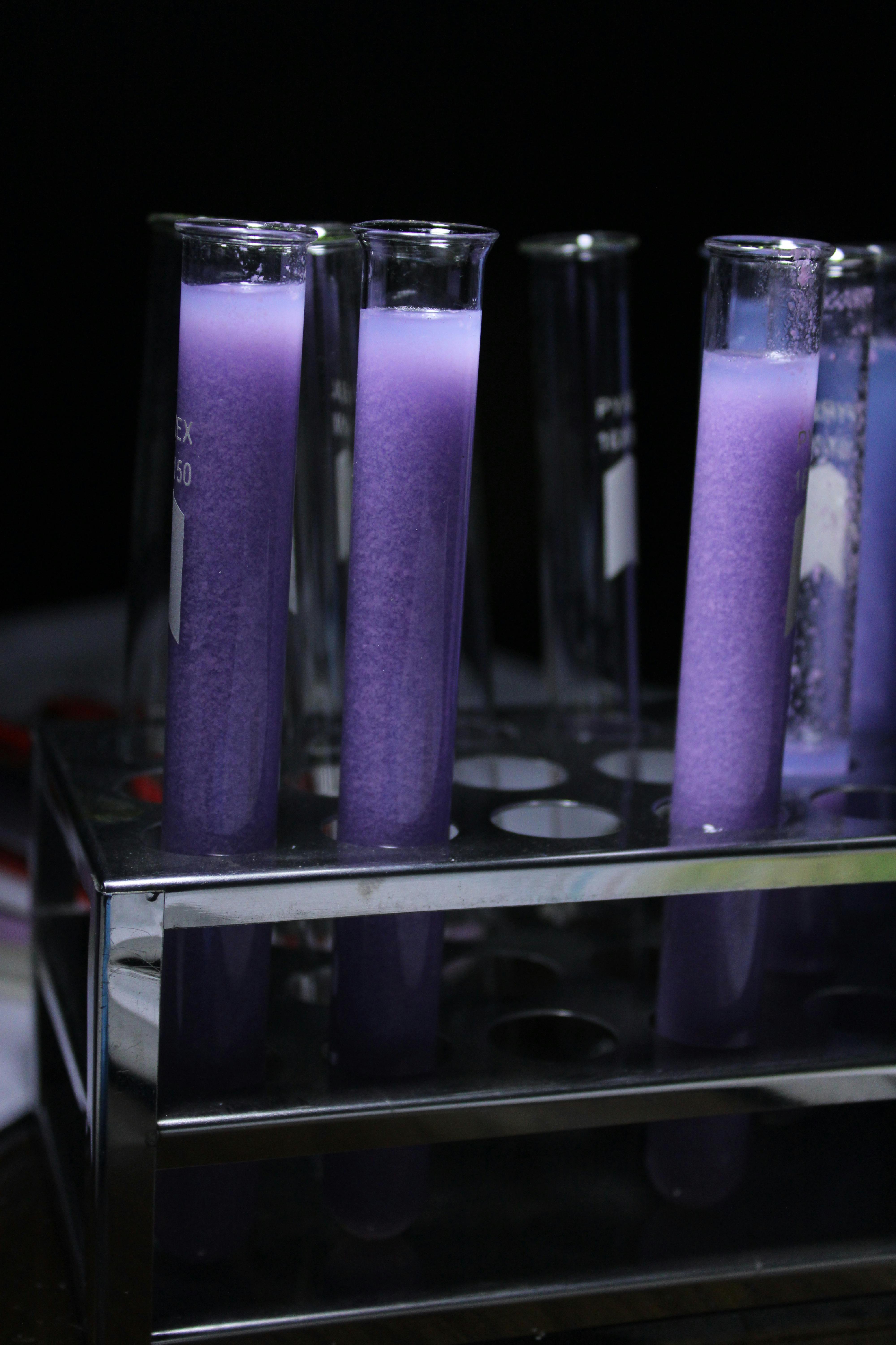 Miễn phí Chất lỏng màu tím trong ống nghiệm dùng để phân tích hóa học trong phòng thí nghiệm. Ảnh lưu trữ