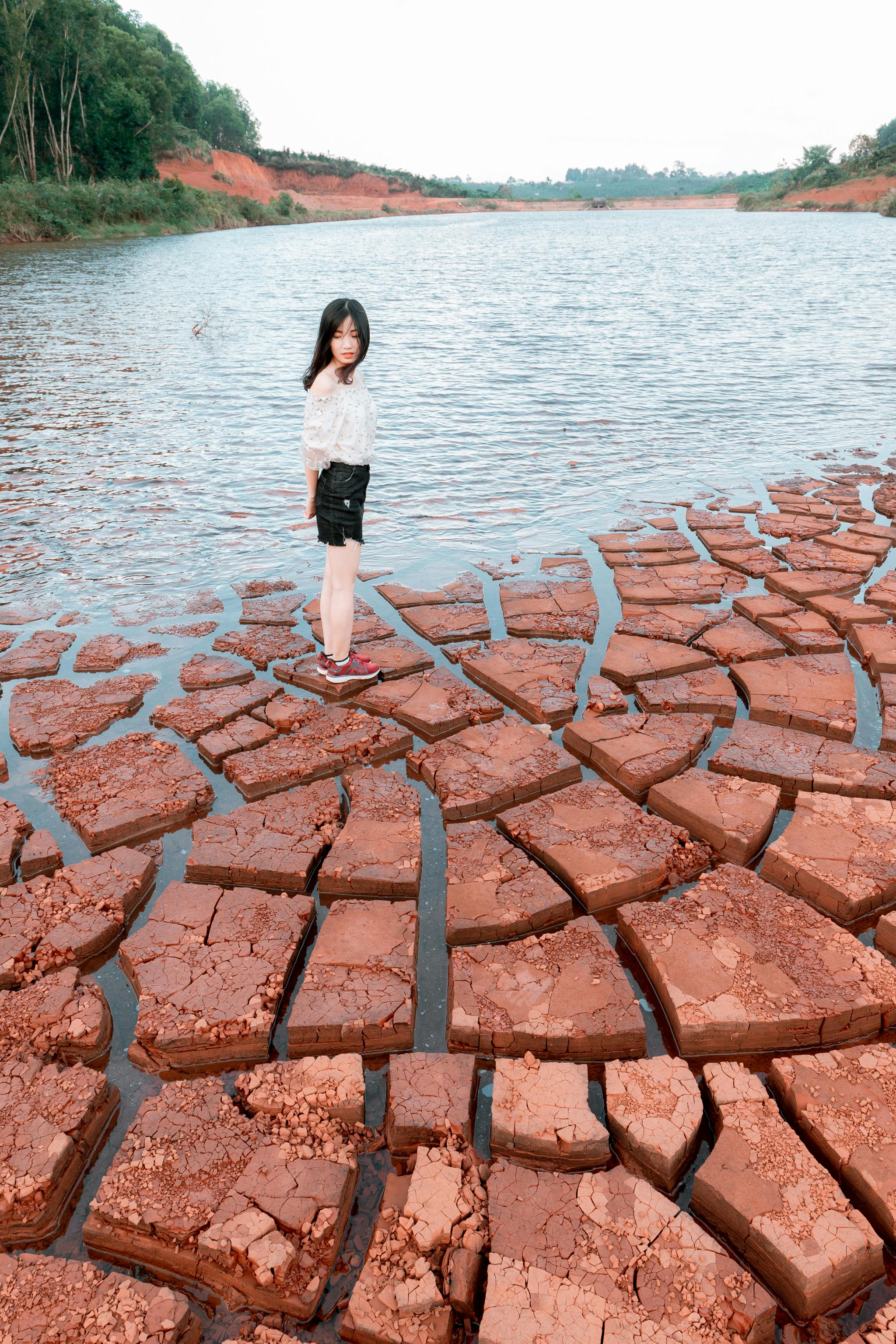 How do you know if a girl is broken?