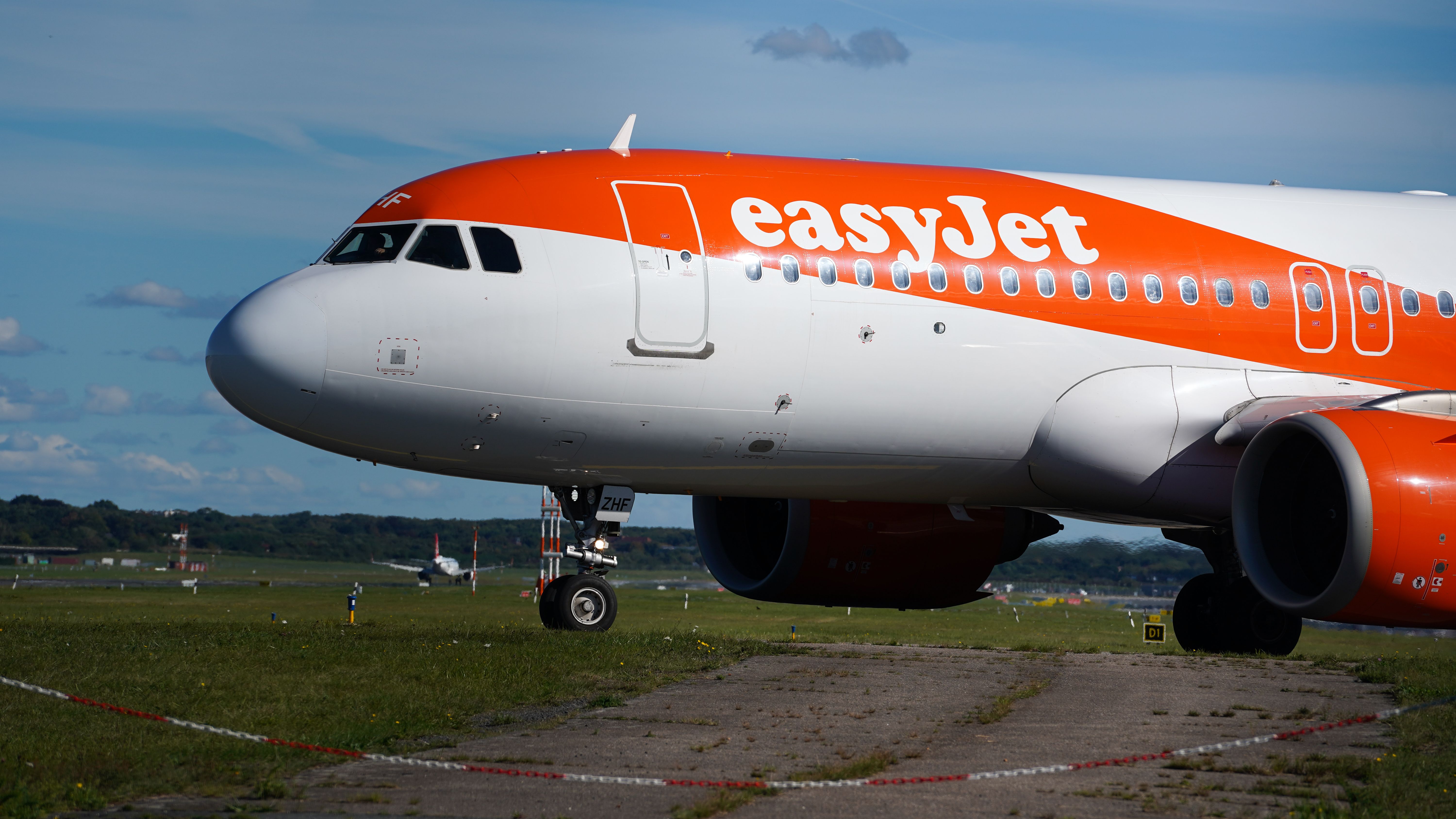 Apollo on track to buy Easyjet for £5.7bn after rival bidder withdraws
