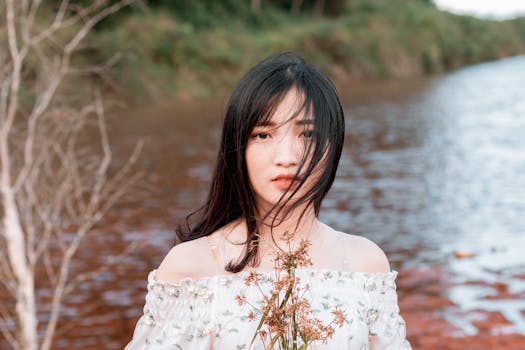 这幅肖像画宁静祥和，描绘了一位身着花卉服装的妇女，微风徐徐