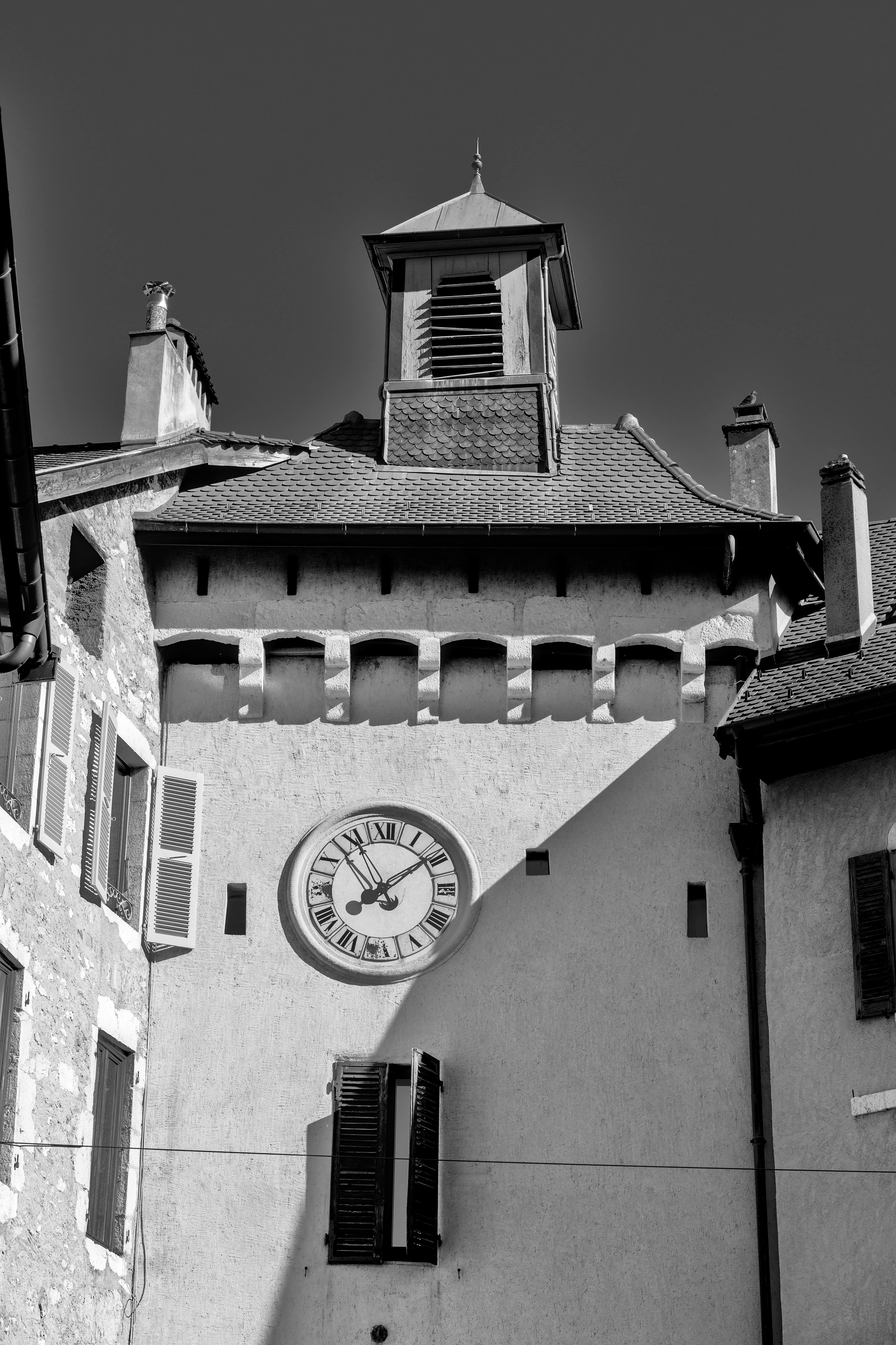 Gratis Svart-hvitt-bilde av et historisk klokketårn med arkitektoniske detaljer i Annecy, Frankrike. Arkivbilde