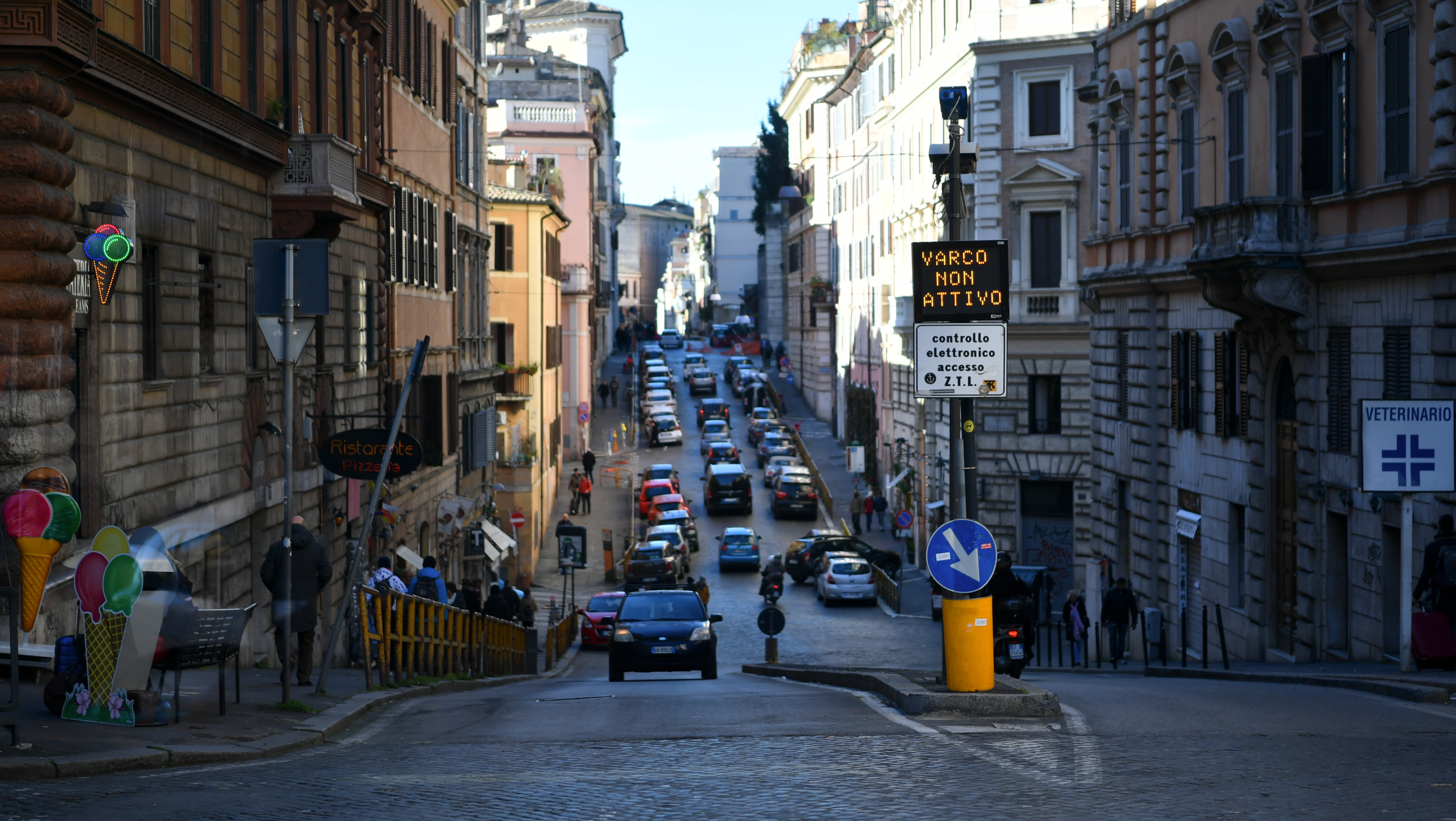 Bustling Rome Street with Urban Architecture · Free Stock Photo