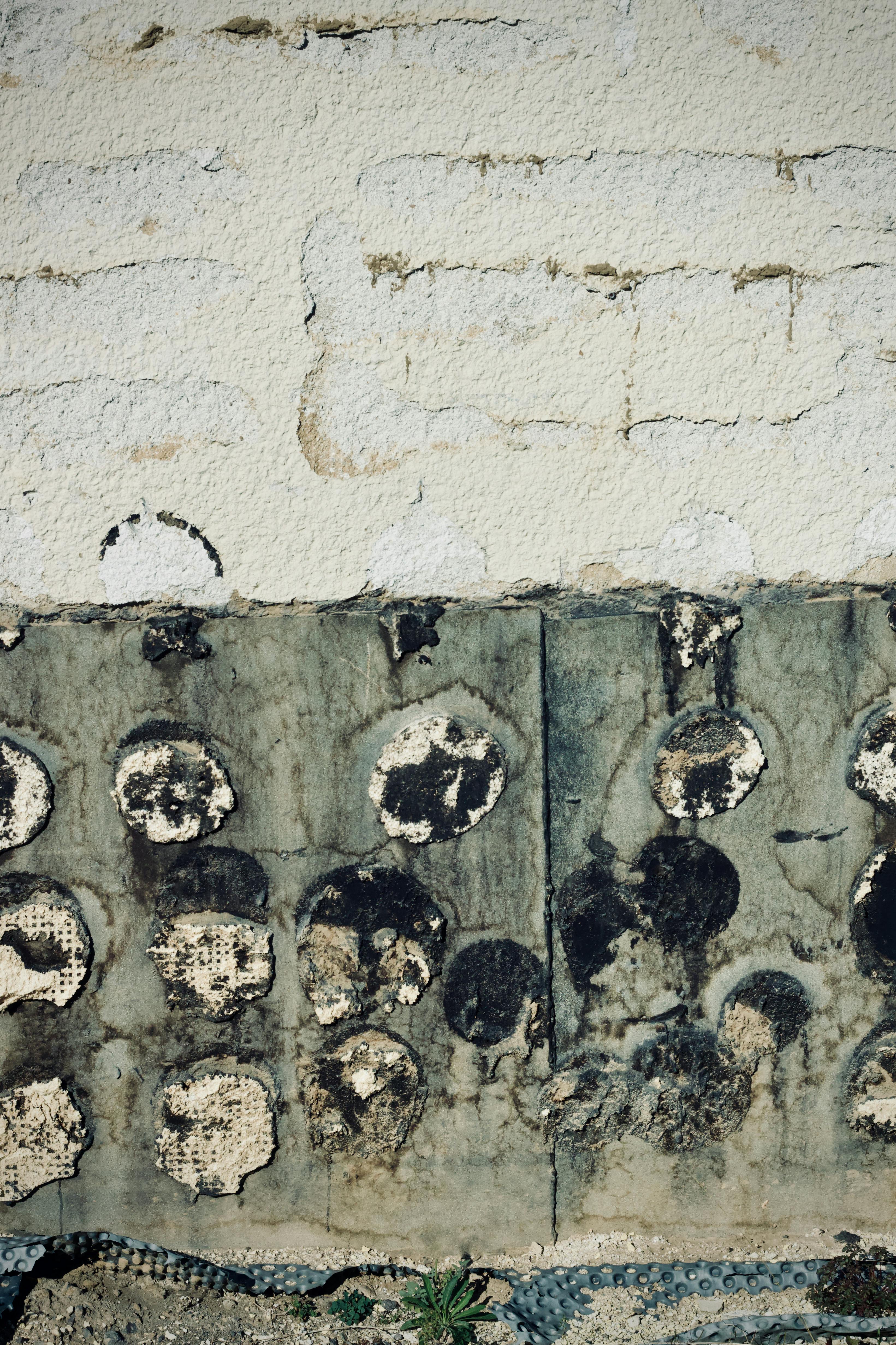 Gratis Primer plano de una pared antigua con texturas abstractas desgastadas que muestran patrones únicos. Foto de stock