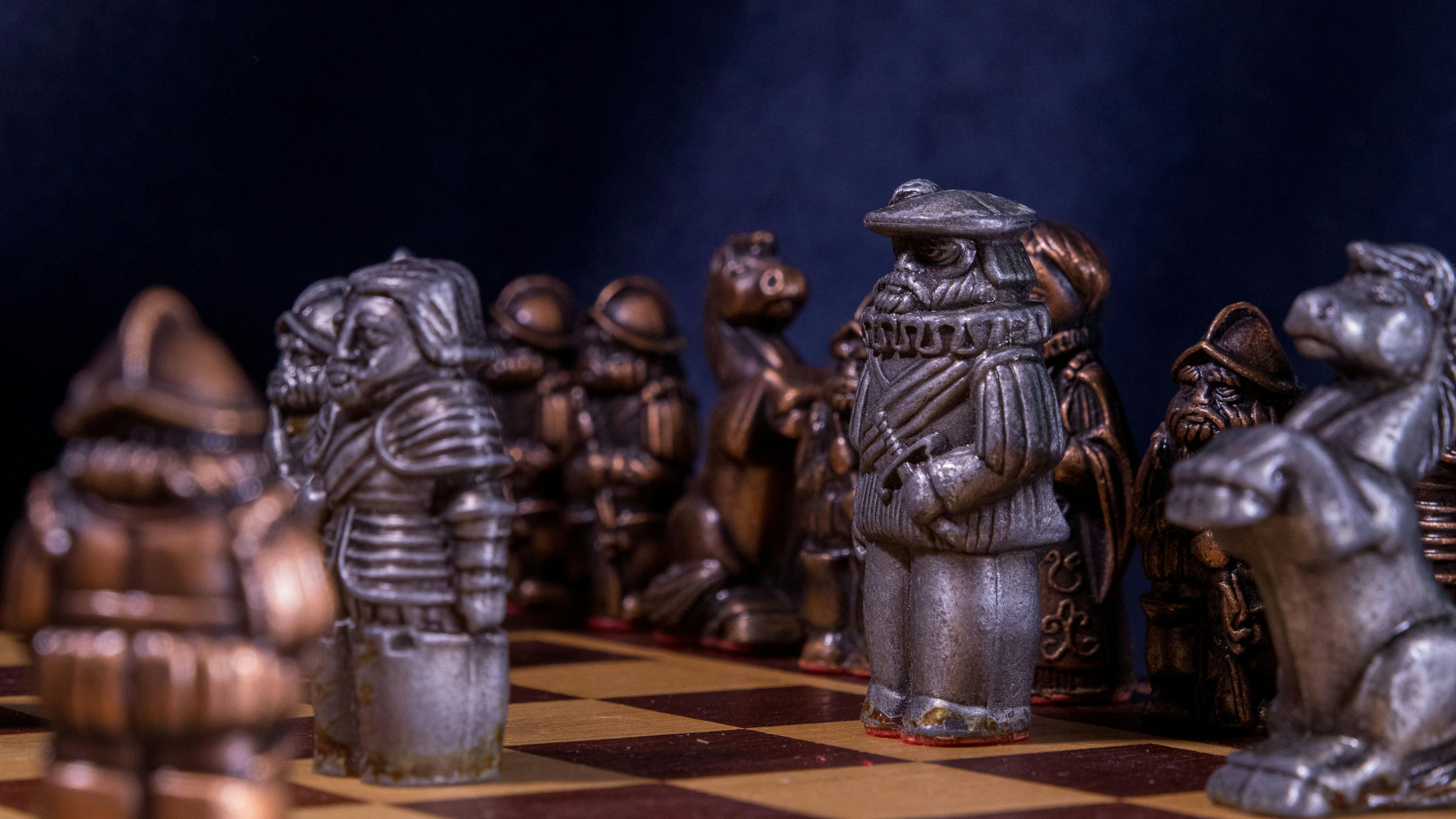 grátis Detalhe de um jogo de xadrez com tema medieval em um tabuleiro de madeira detalhado, Madrid, Espanha. Foto profissional