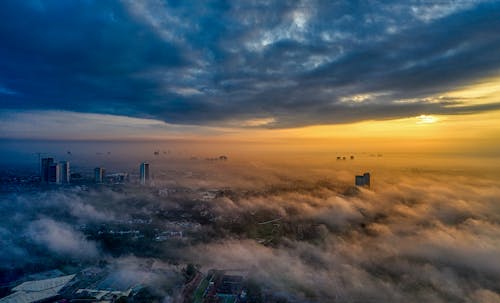 Nuvole Bianche Sugli Edifici Della Città