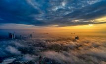 印度尼西亚万丹的迷人鸟瞰图，展现了建筑物与金色日落天空相映的景象