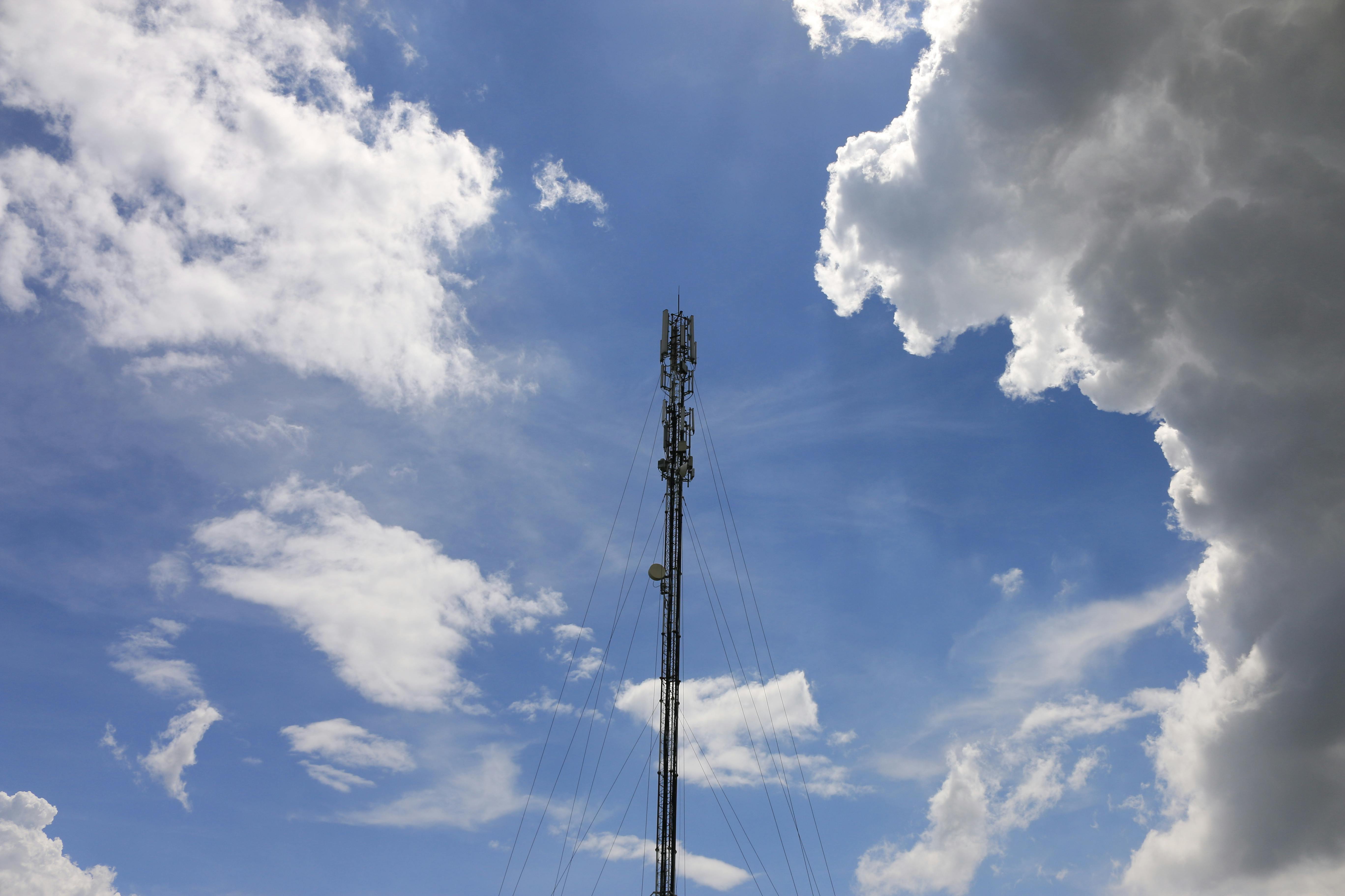 Gratis In Vietnam, un'imponente torre per le telecomunicazioni si erge maestosa contro un cielo dai colori vivaci, a testimonianza di una moderna infrastruttura. Foto a disposizione