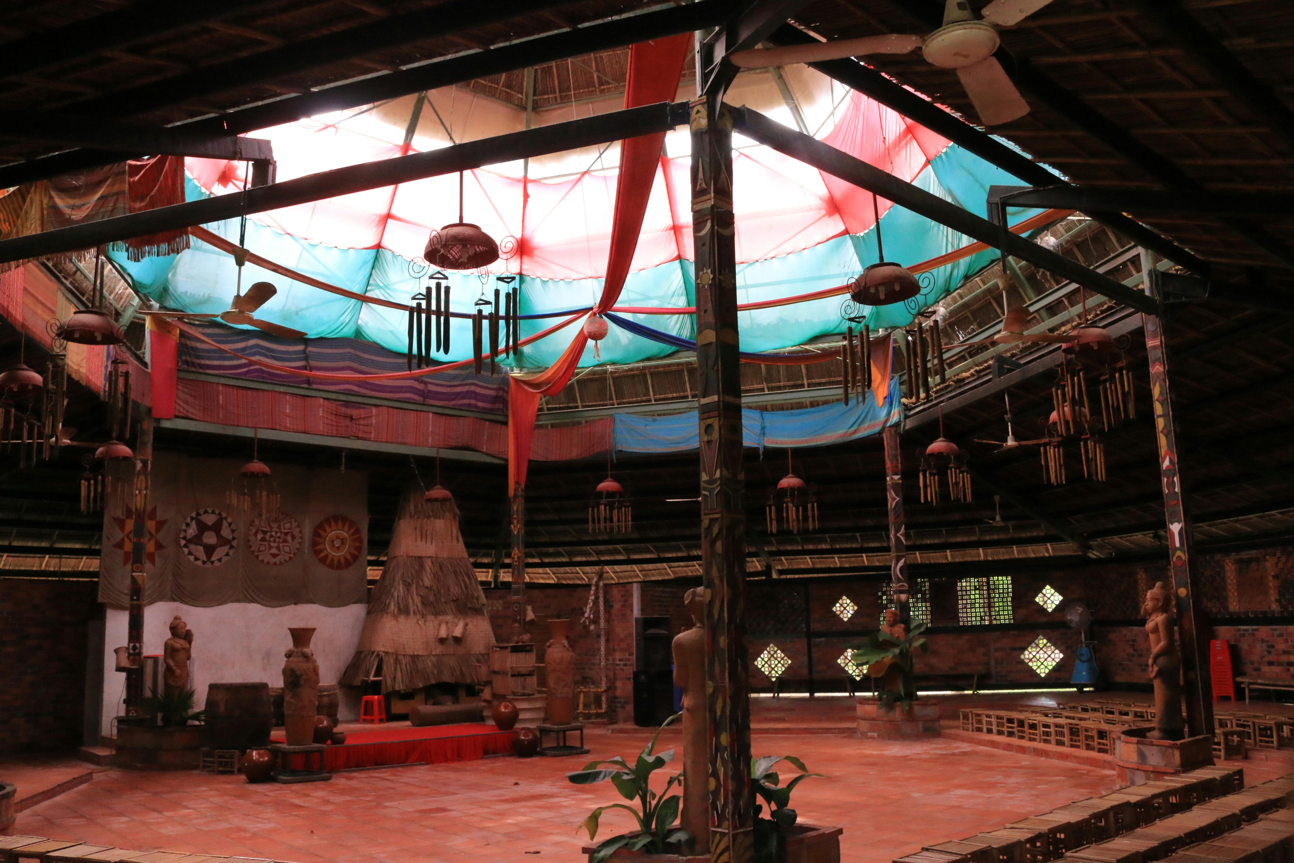 無料 伝統的な装飾と色鮮やかな織物を取り入れた素朴なインテリアを、文化的な雰囲気の中でご堪能ください。 写真素材