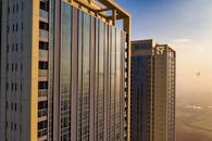 印度尼西亚万丹的当代摩天大楼高耸入云，映照着黎明的天空