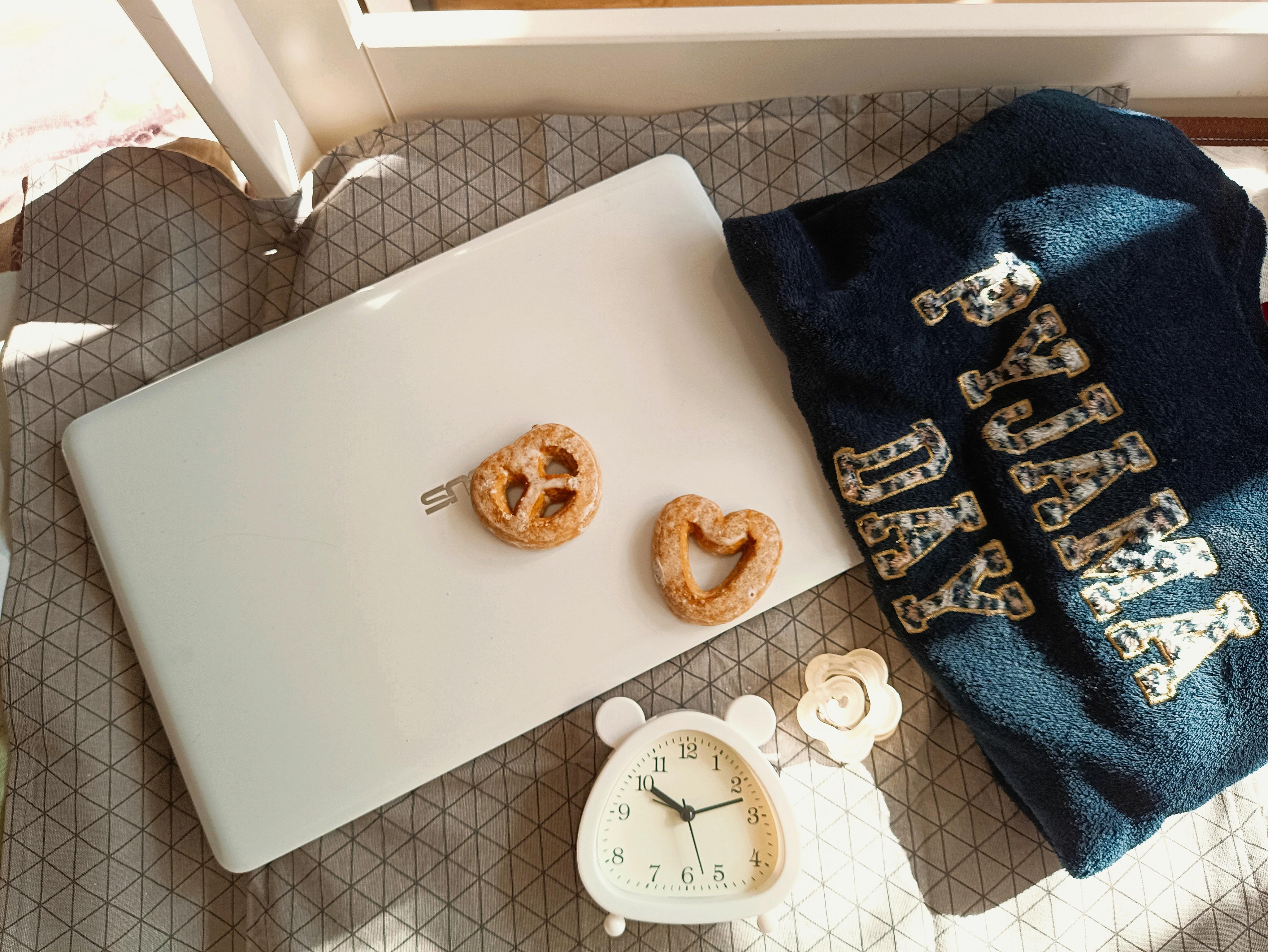 lifestyle hours lifestyle and. productivity — Photo by elena_ sher on Pexels