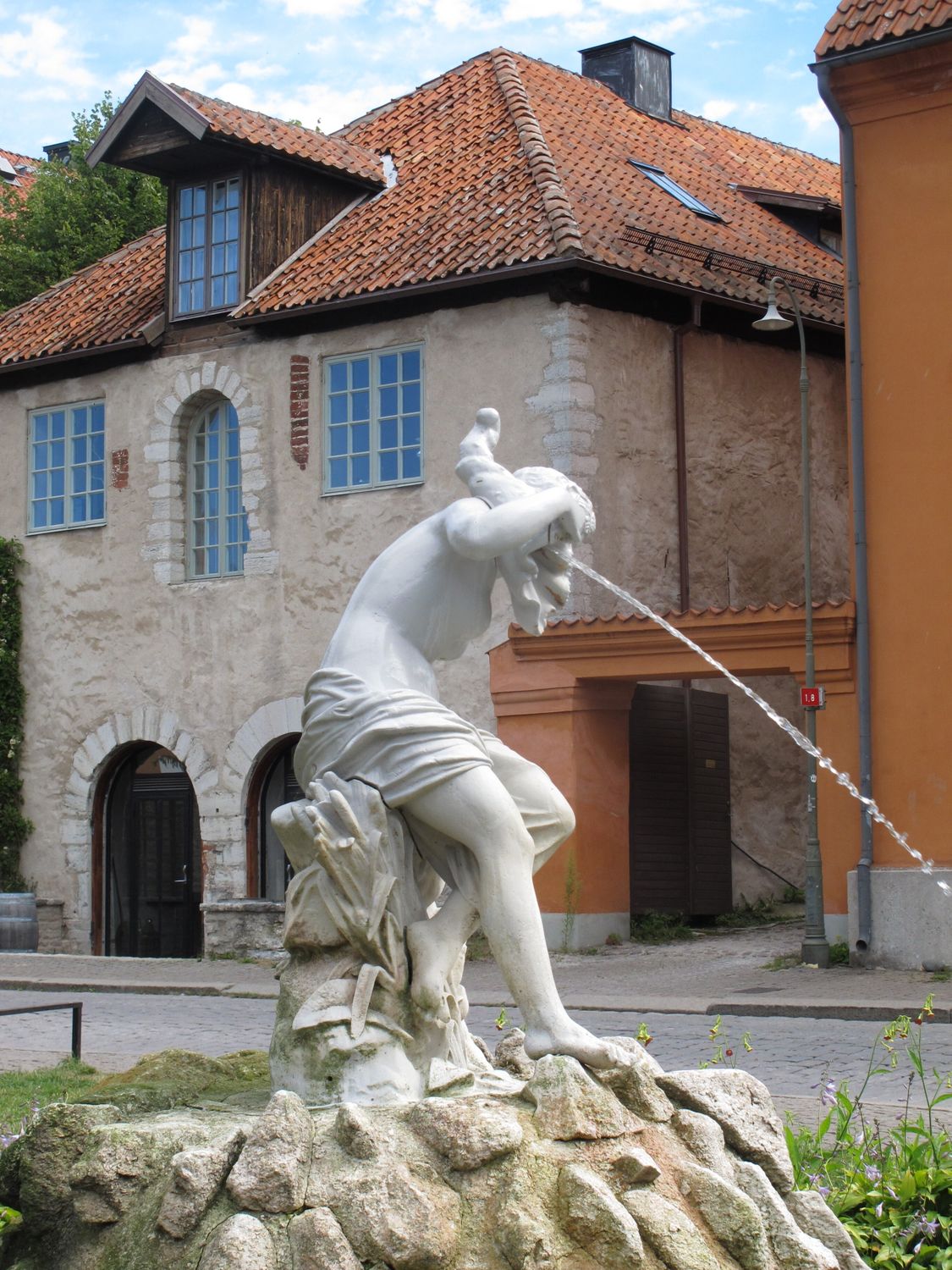 Visby Square Charming Fountain in Historic Visby Square · Free Stock Photo