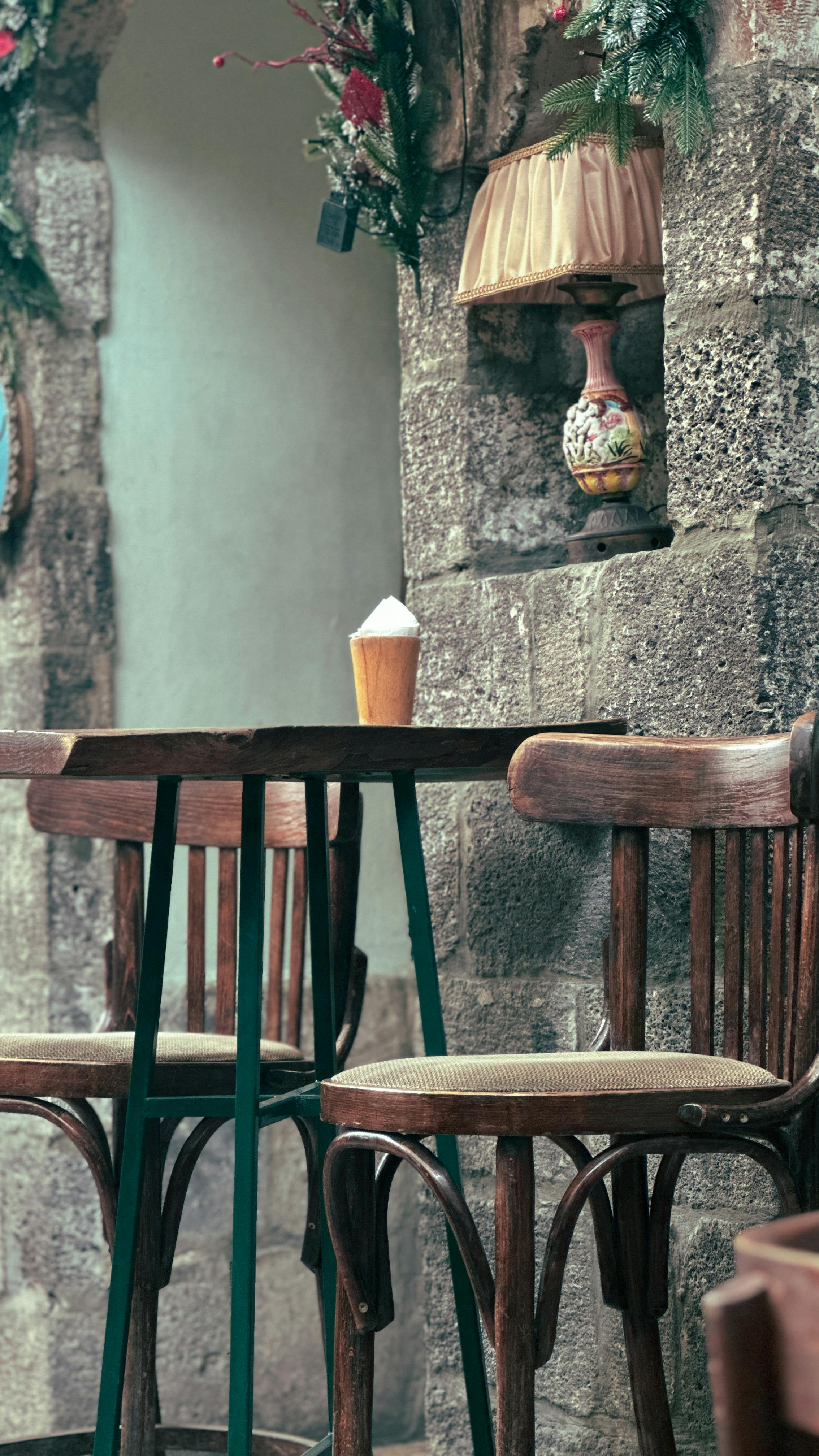 Kostenlos Charmantes Café mit Vintage-Möbeln in Damaskus, Syrien, das eine warme und einladende Atmosphäre bietet. Stock-Foto