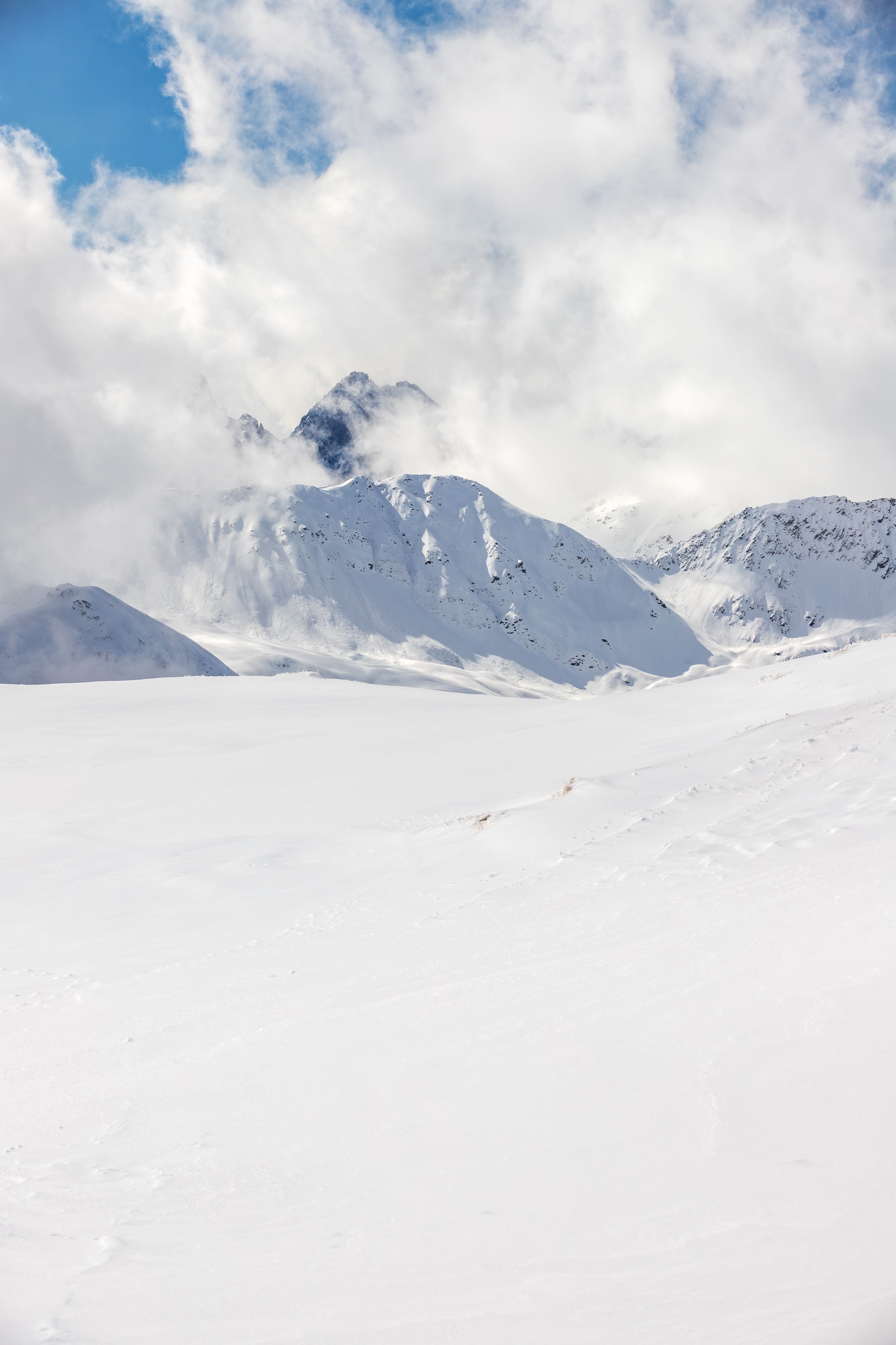Stunning view of snow-capped mountains and cloudy sky in Korutany, Rakousko.
