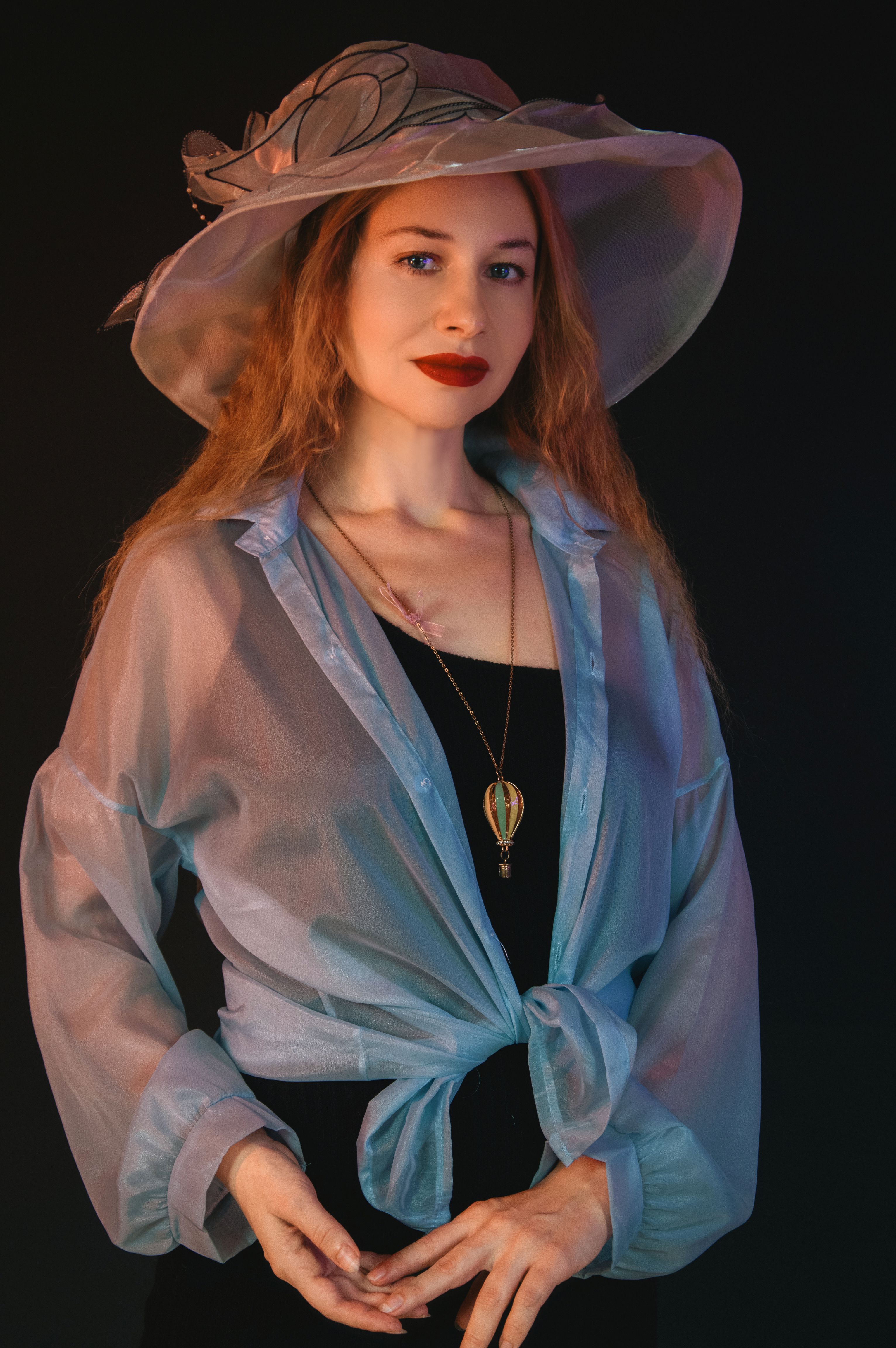 Retrato elegante de uma mulher com um chapéu moderno e blusa transparente, exalando elegância e confiança.