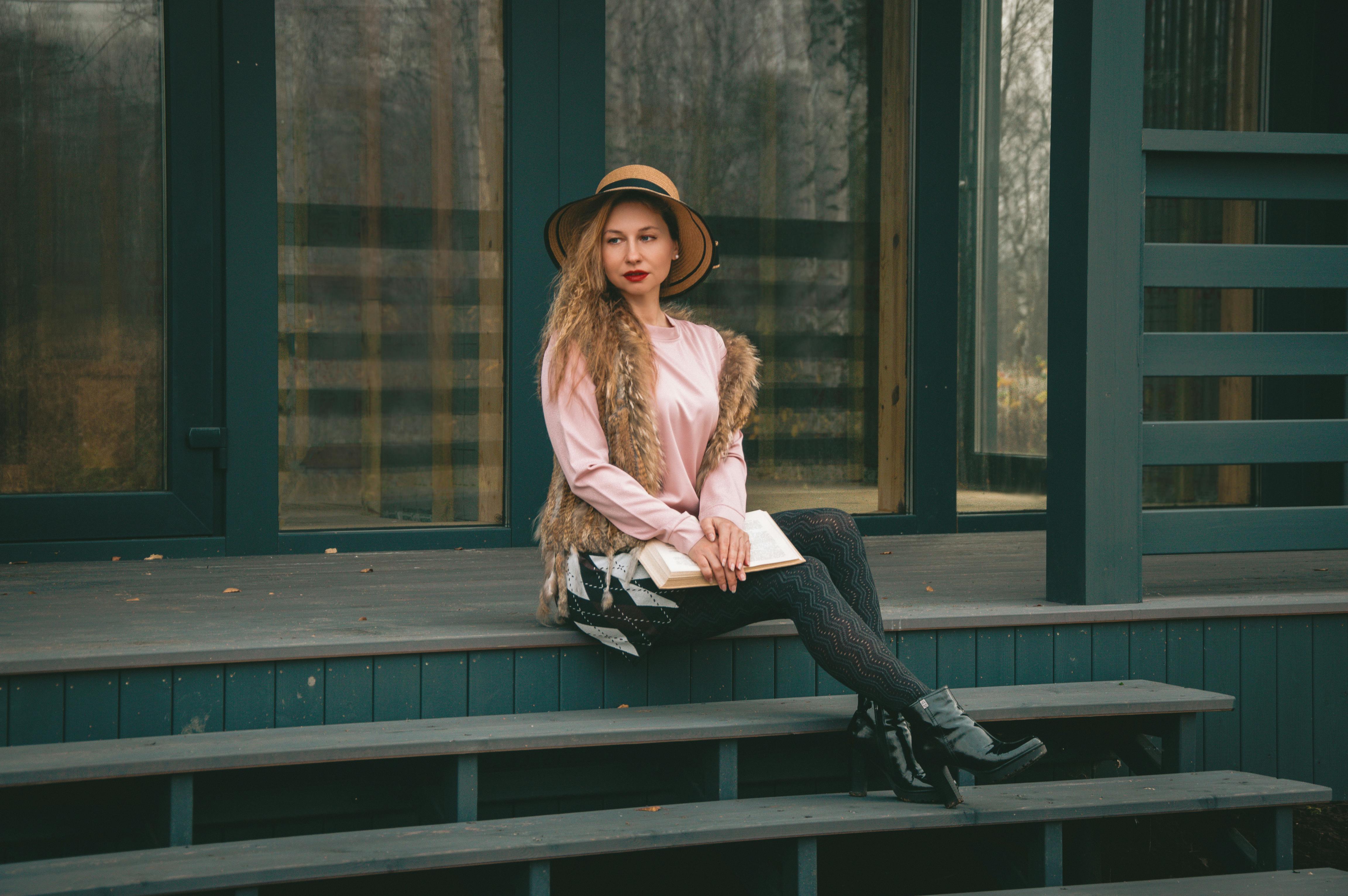 Kostenlos Kostenloses Stock Foto zu buch, draußen, dunkle strumpfhosen Stock-Foto