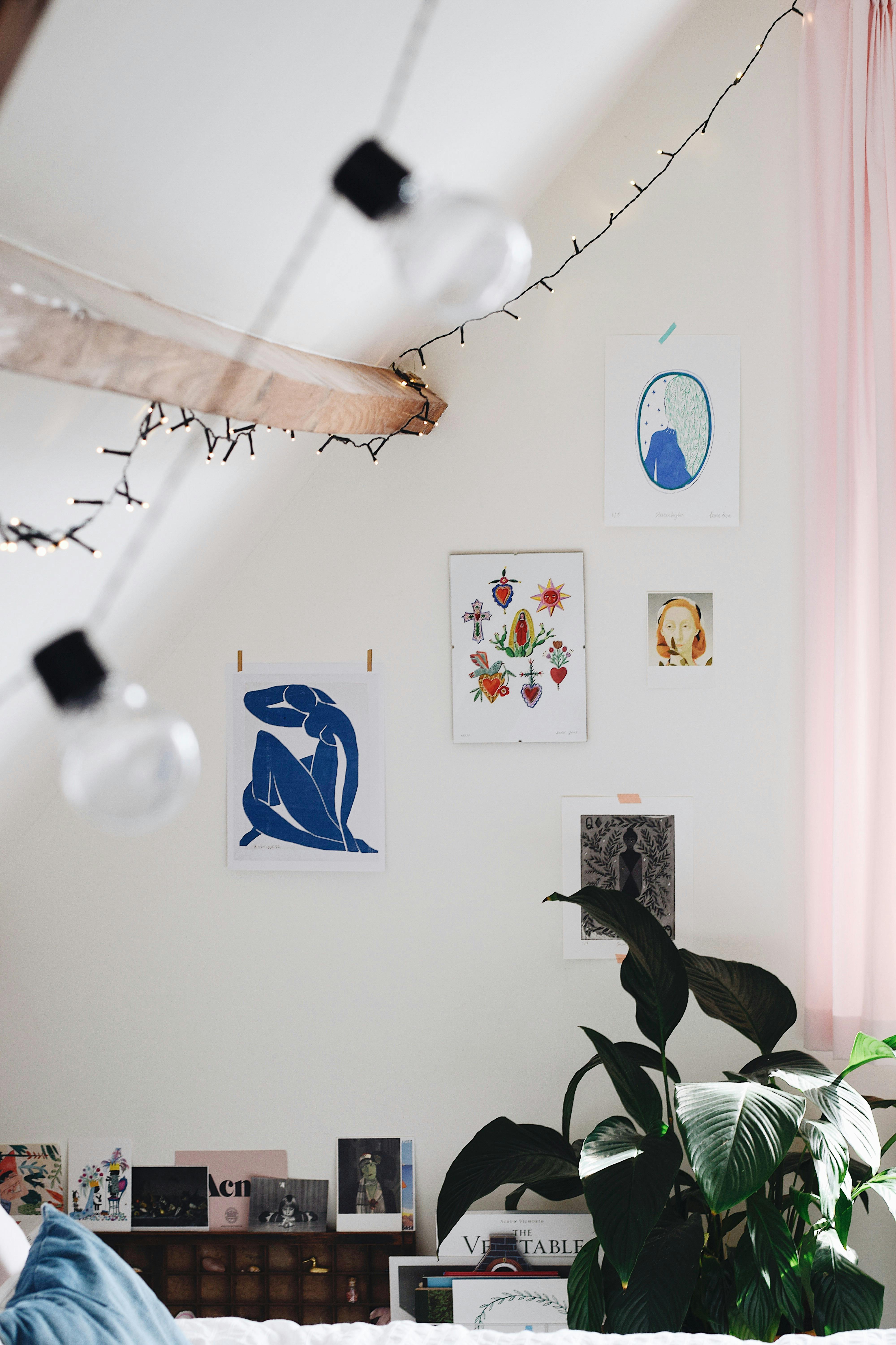 Gratuit Interior fermecător al camerei, cu decorațiuni murale eclectice, plante de apartament și luminițe cu ghirlande luminoase pentru o atmosferă confortabilă. Fotografie de stoc