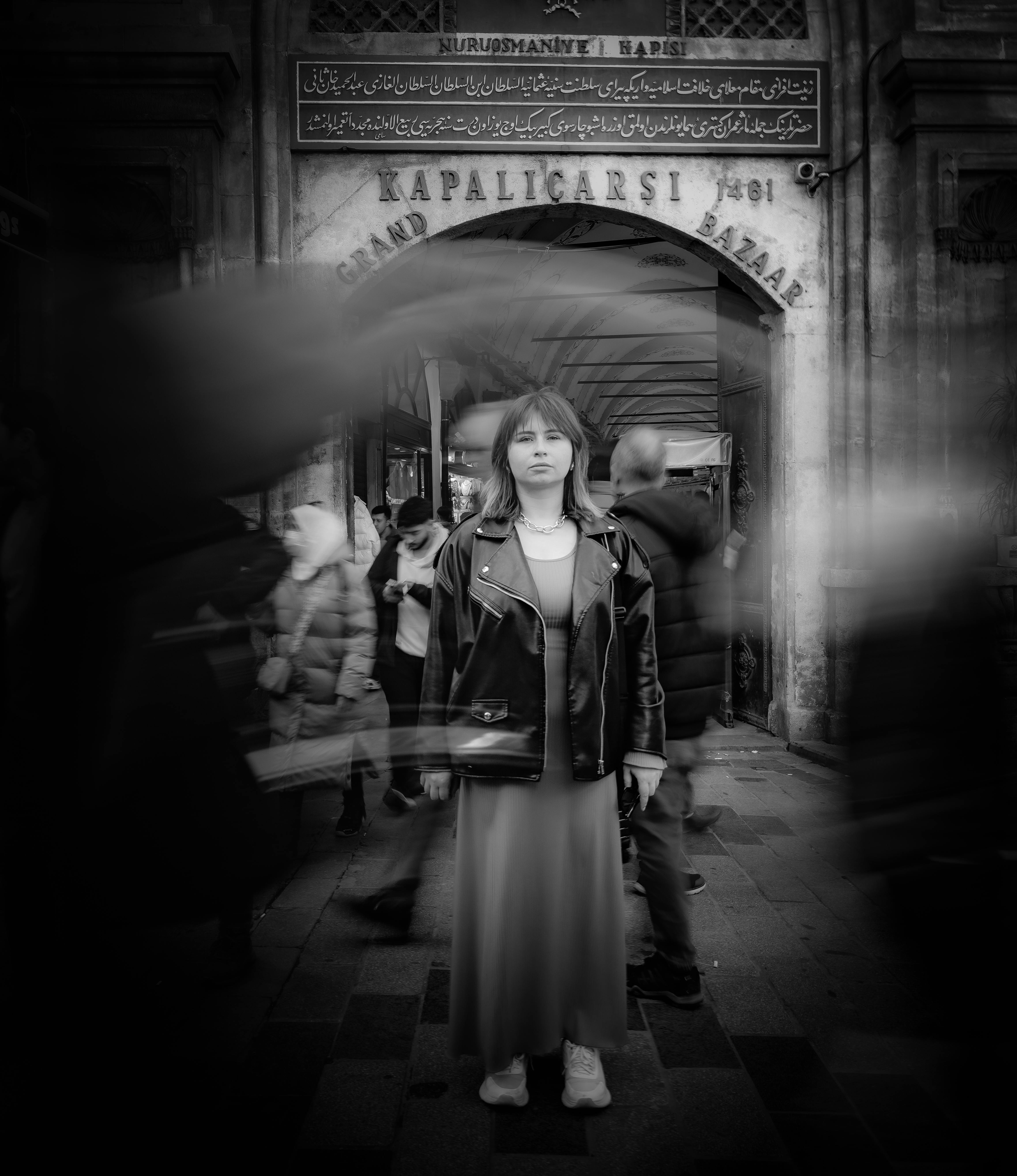Gratis Una suggestiva immagine in bianco e nero che ritrae una donna, sfocata dal movimento, nel Gran Bazar di Istanbul. Foto a disposizione