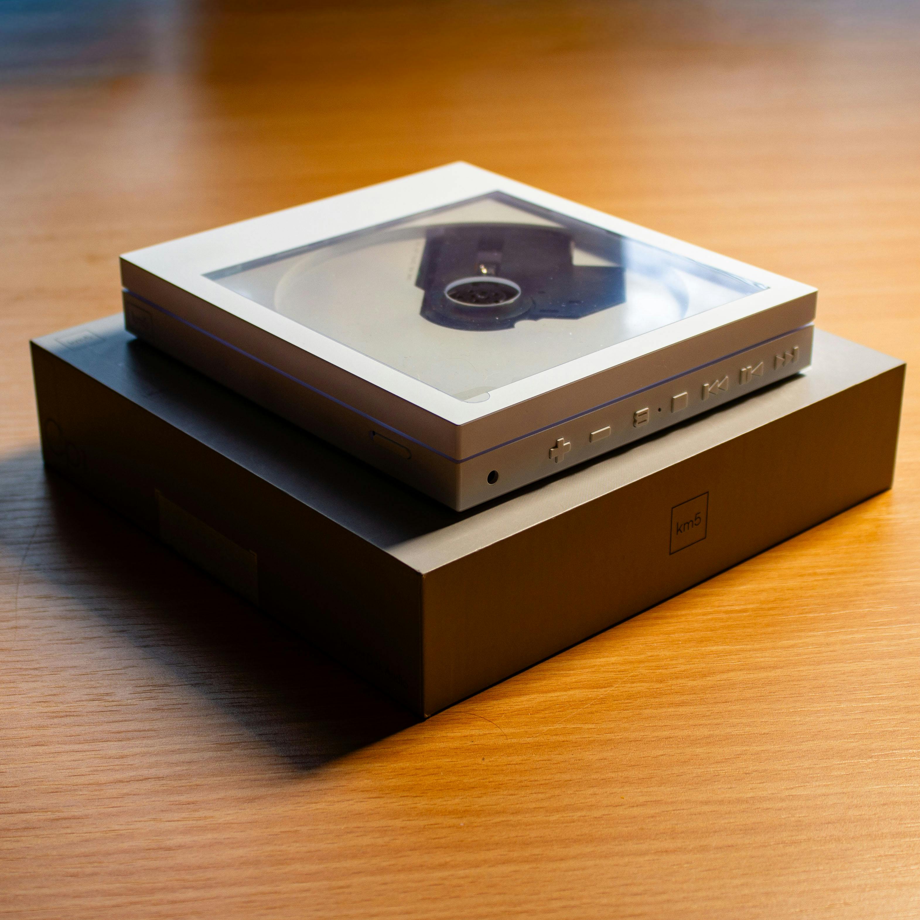 Gratuit Un CD player elegant și modern, cu afișaj clar, așezat pe o masă de lemn, cu un design minimalist. Fotografie de stoc