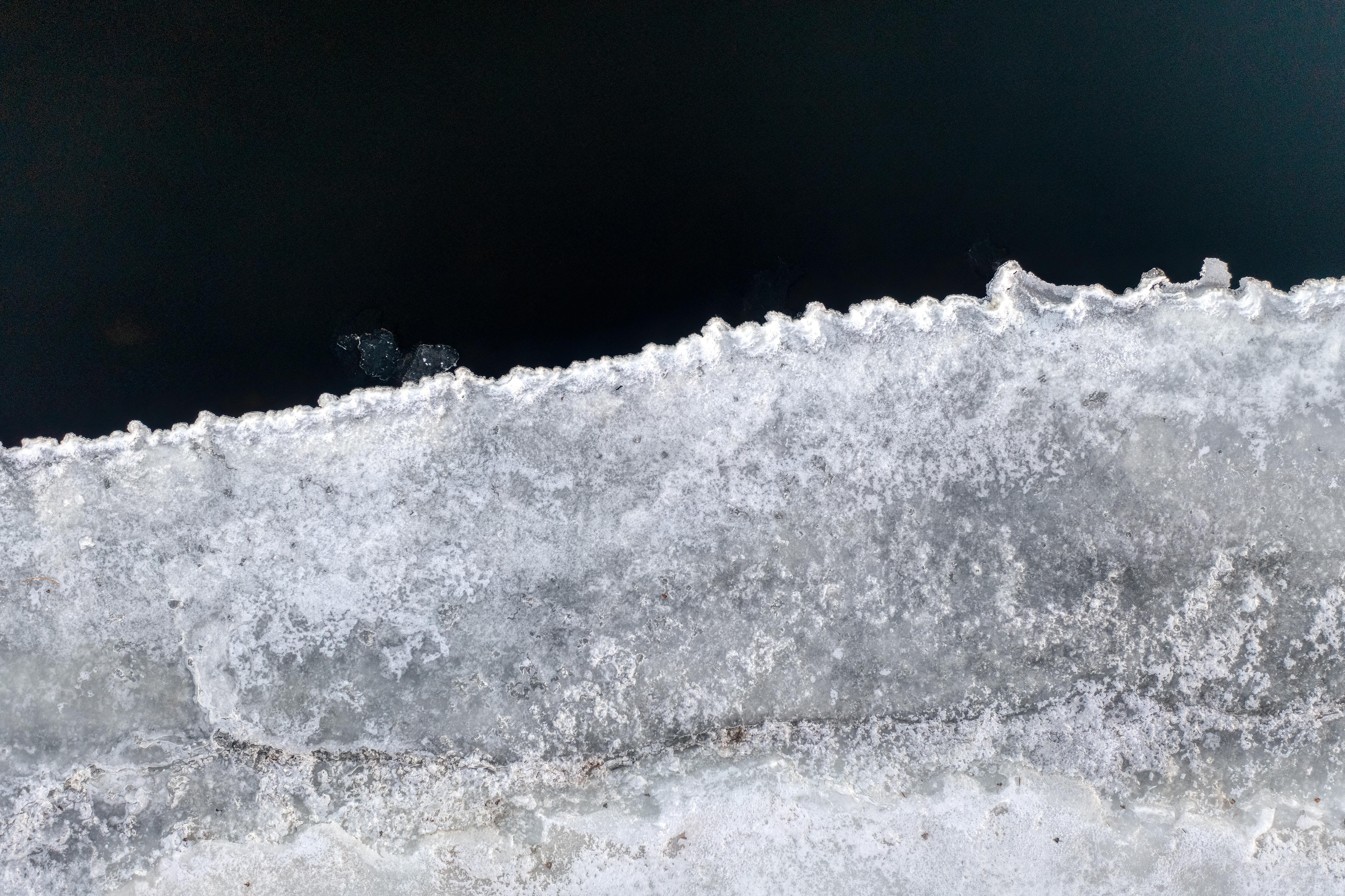 Ücretsiz Kış mevsiminde Minnesota'nın Wabasha kentinde koyu renkli suyun yanında oluşan buz oluşumlarının havadan çekilmiş fotoğrafı. Stok Fotoğraflar