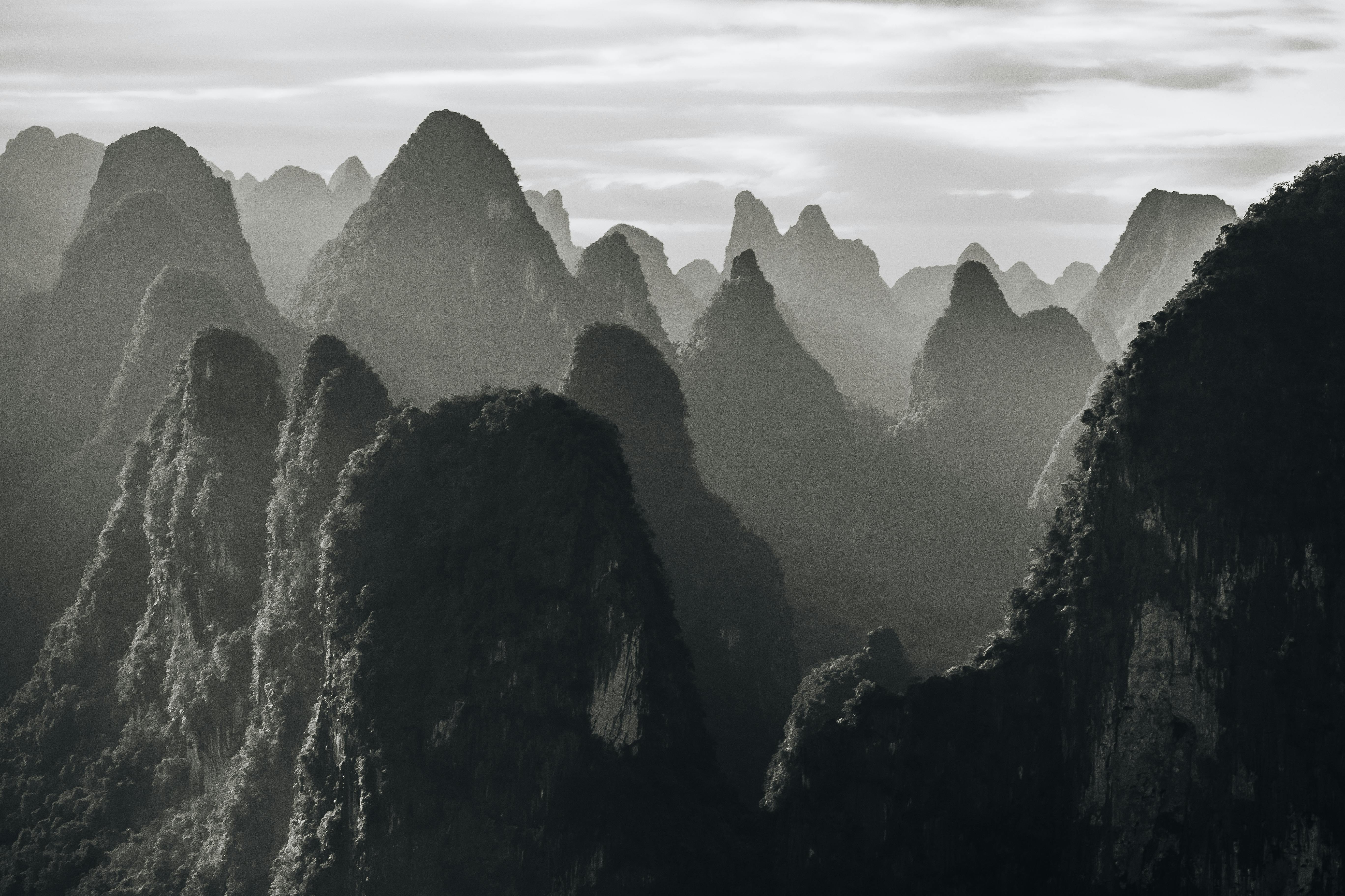 Gratuit Les montagnes karstiques brumeuses créent un paysage naturel époustouflant à Guilin, dans la province du Guangxi, en Chine. Photos