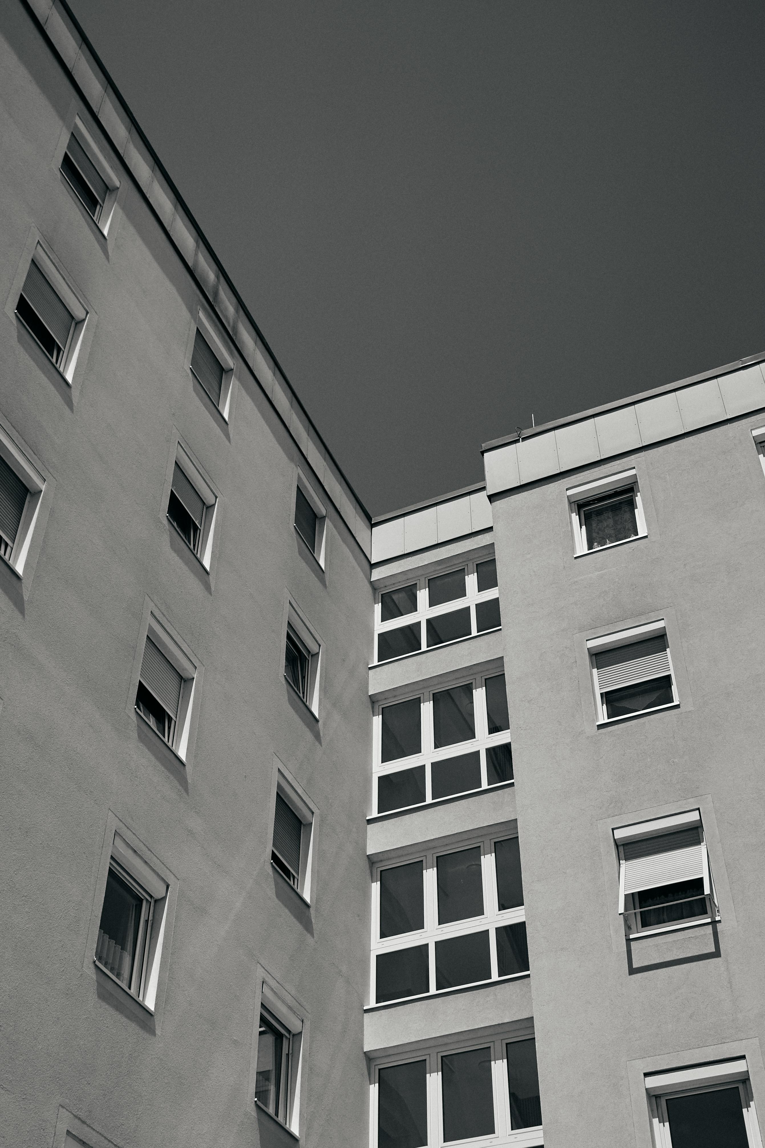 Bezpłatne Czarno-białe zdjęcie nowoczesnych budynków mieszkalnych w Grazu w Austrii, prezentujące projekt architektoniczny. Zdjęcie z galerii