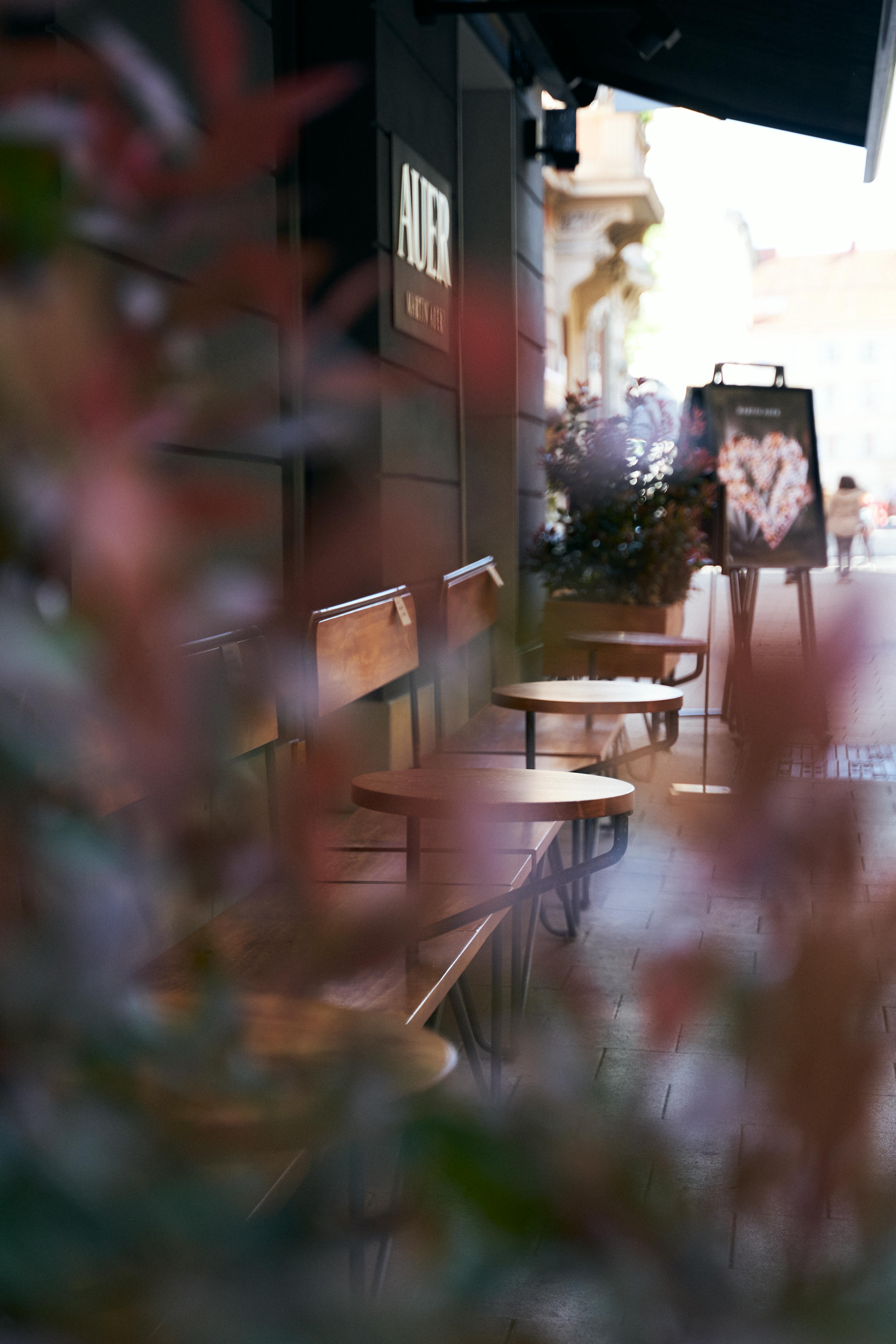 Gratuit Terrasse extérieure accueillante dans un café de Graz, en Autriche, privilégiant l'ambiance et les tons chauds. Photos