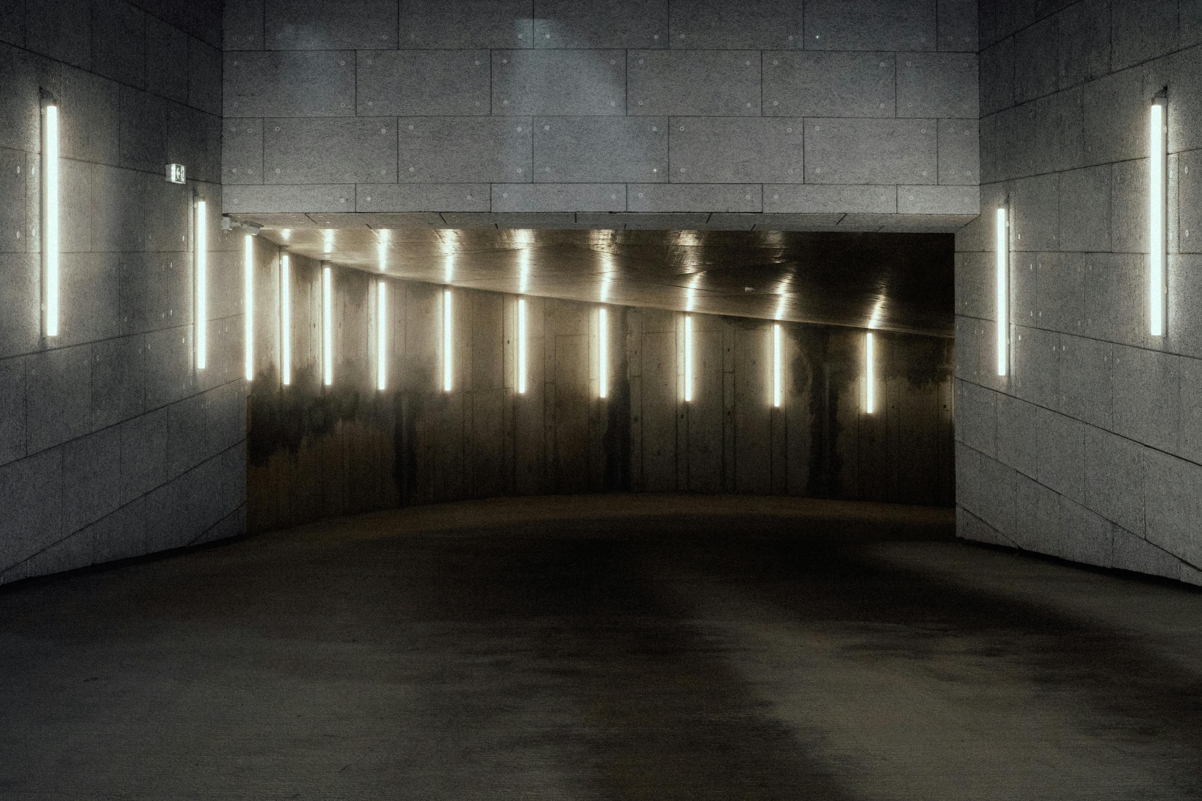 Gratuit O intrare modernă într-un garaj subteran din Graz, Austria, cu iluminare arhitecturală elegantă. Fotografie de stoc