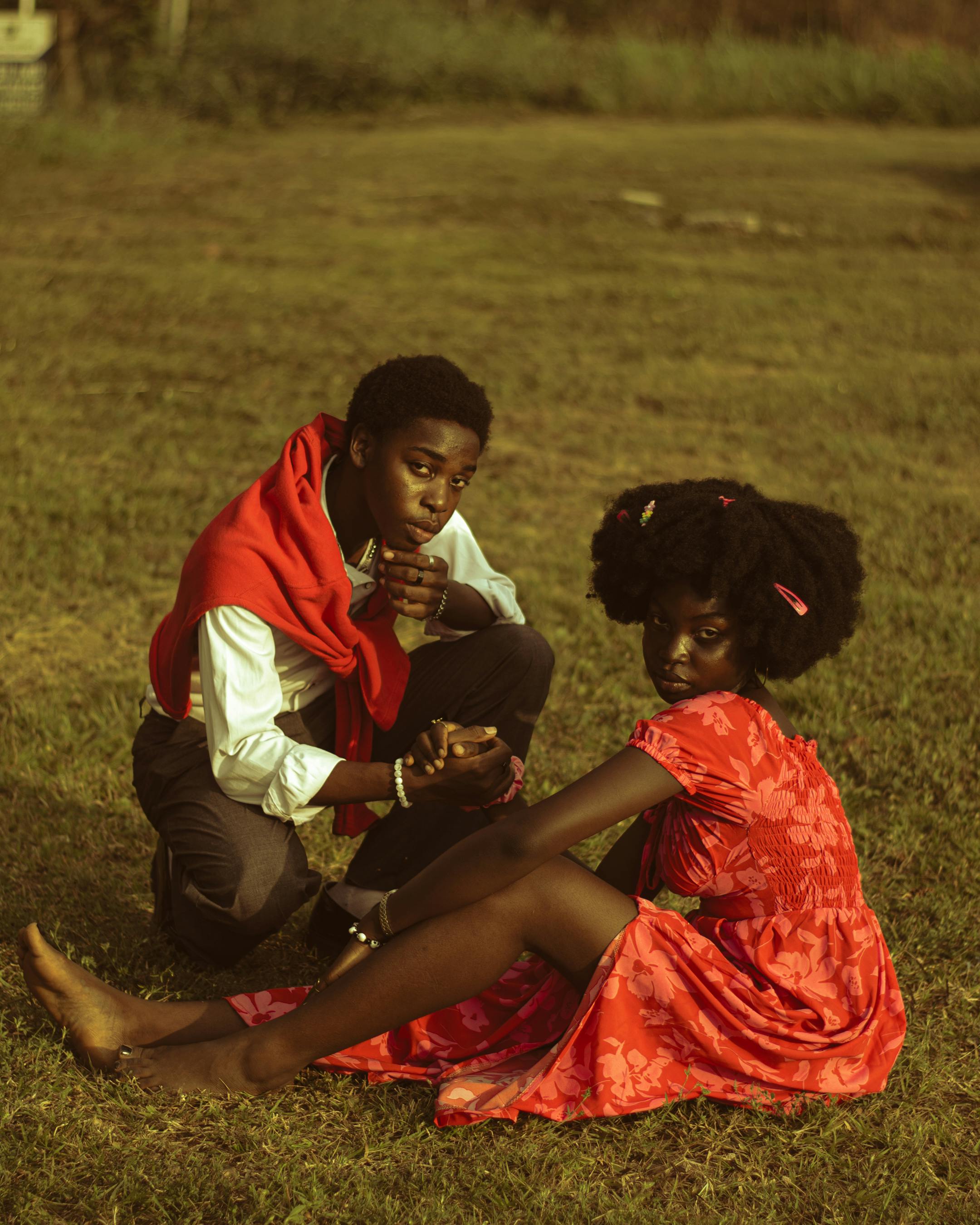 ฟรี คู่รักหนุ่มสาวโพสท่าอย่างสง่างามบนทุ่งหญ้าในเมืองกากา ประเทศไนจีเรีย คลังภาพถ่าย